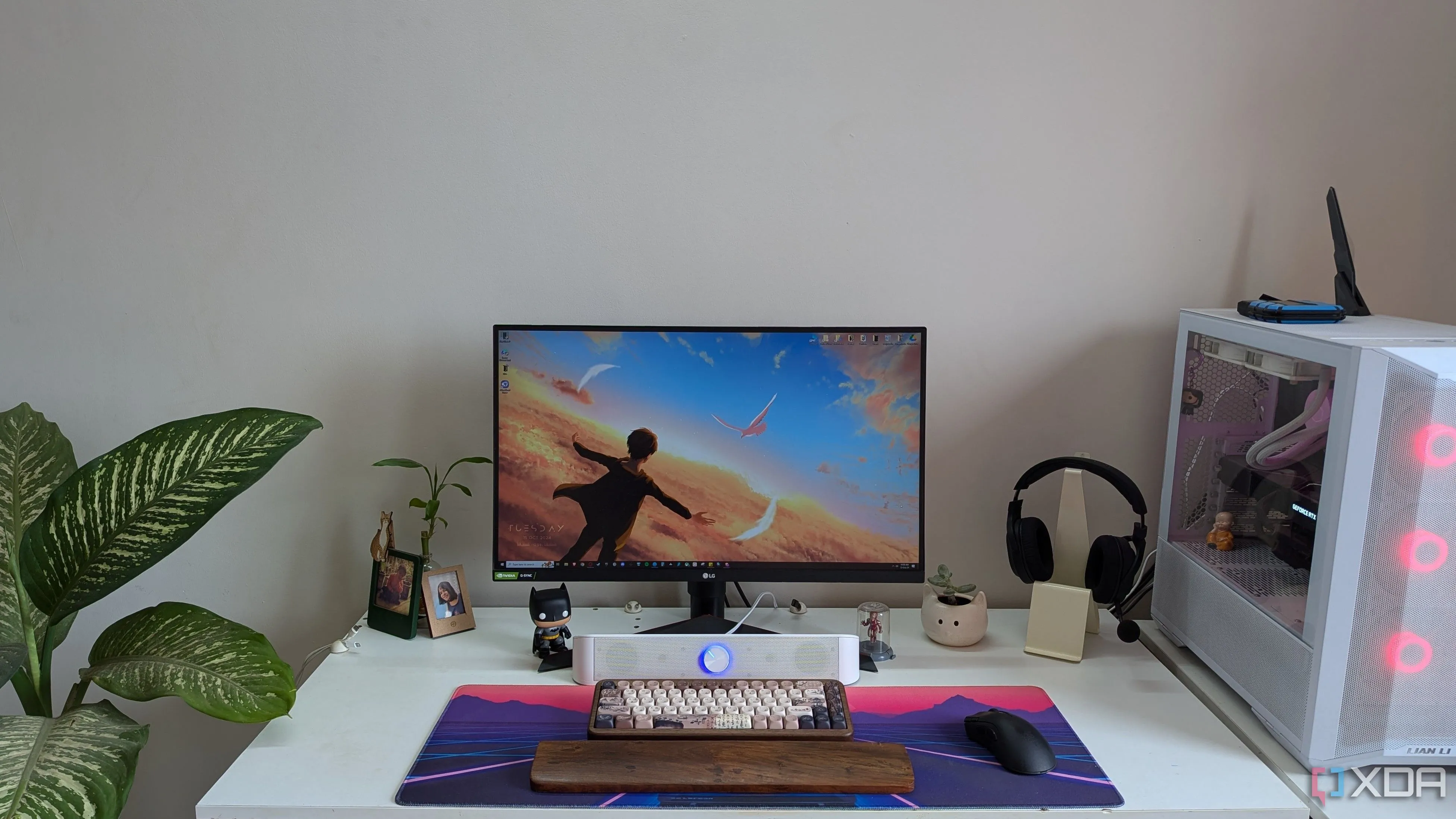 Hệ thống máy tính chơi game với PC, màn hình, bàn và các phụ kiện