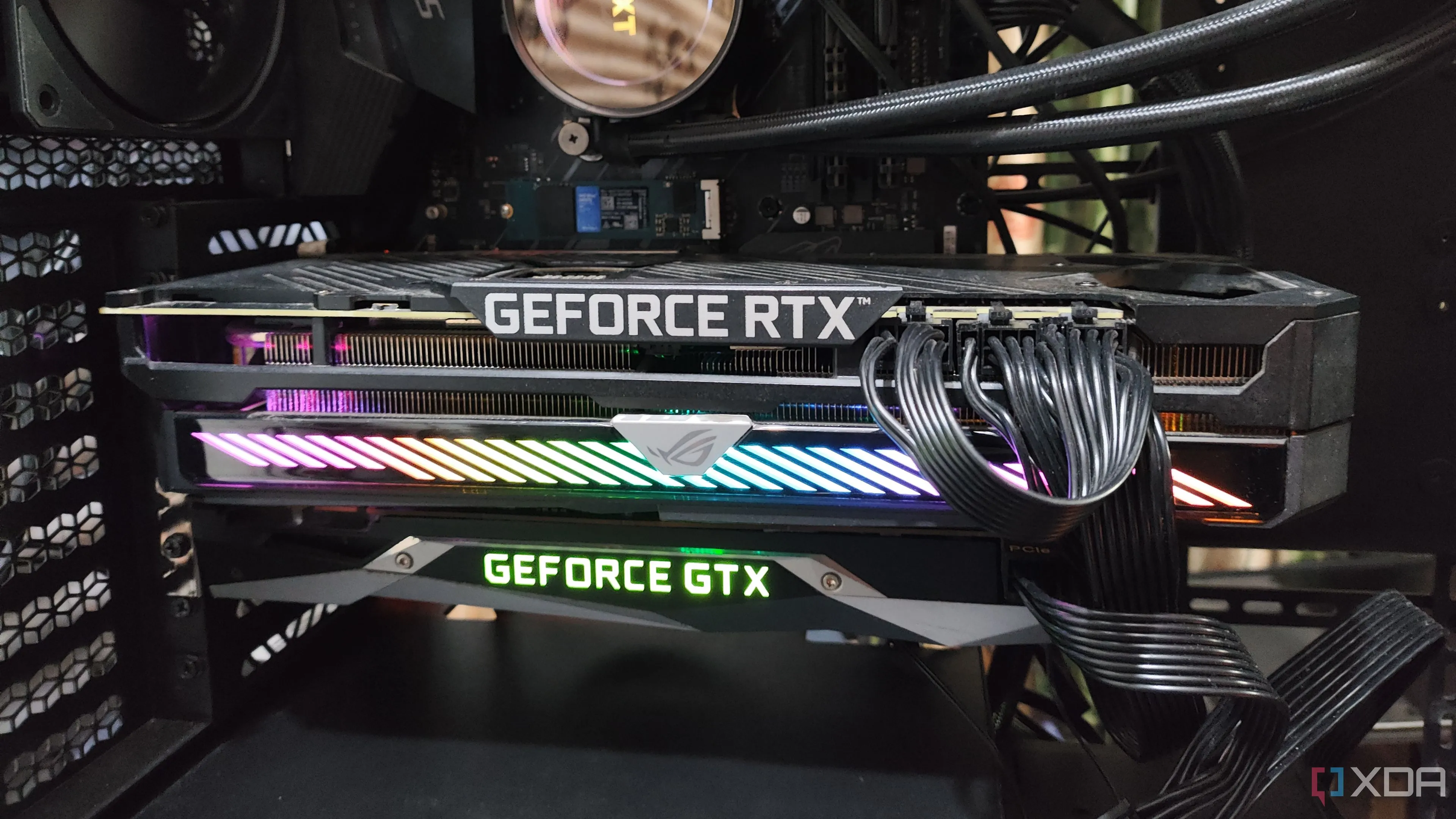 Hệ thống máy tính với thiết lập Dual GPU gồm RTX 3080 Ti và GTX 1080.