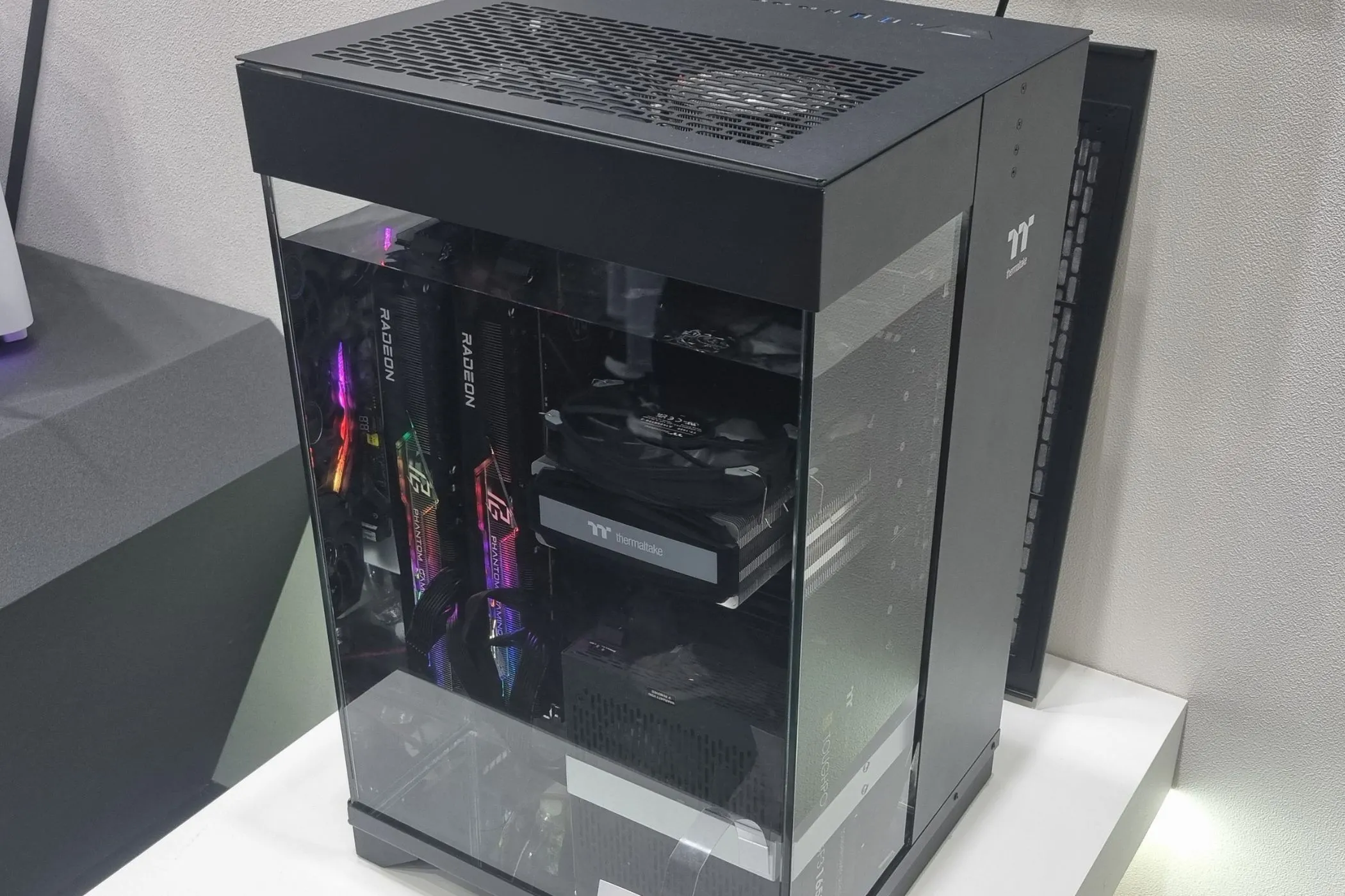 Hệ thống PC ngâm dầu làm mát, một giải pháp tản nhiệt độc đáo