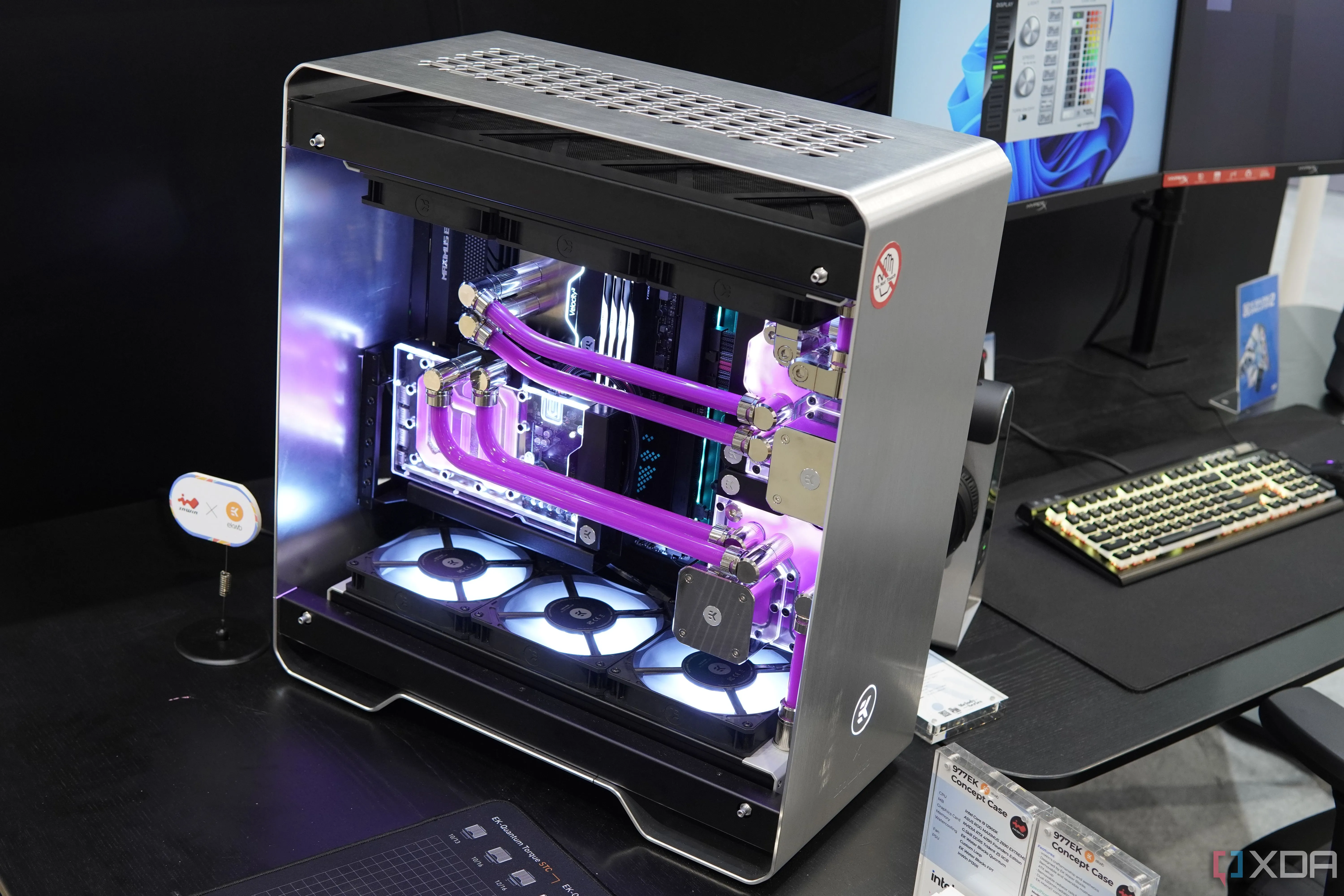 Hệ thống PC tùy chỉnh InWin 977EK với khung kim loại màu bạc và hai vòng tản nhiệt chất lỏng màu hồng.