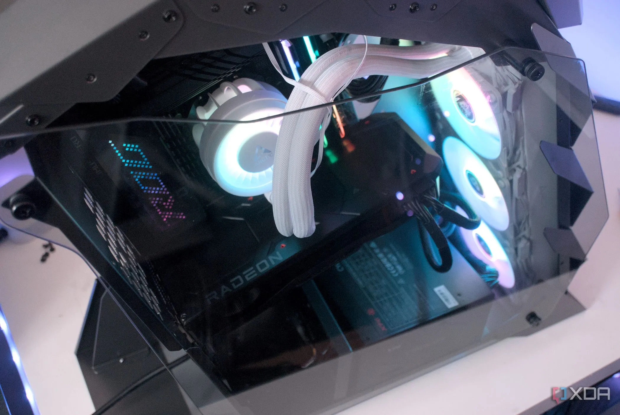 Hệ thống PC với tản nhiệt khí lớn Vetroo K1 Pangolin, minh họa khả năng làm mát hiệu quả của giải pháp tản nhiệt khí cho CPU.