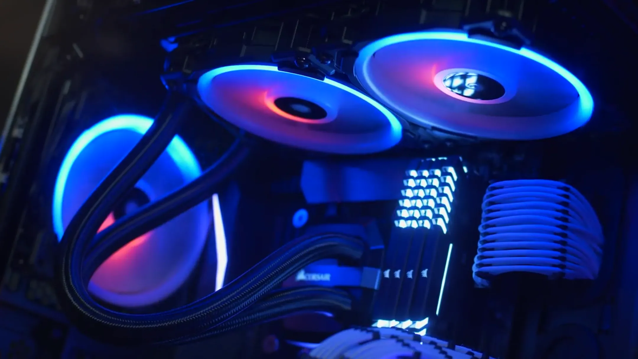 Hệ thống quạt tản nhiệt Corsair LL120 RGB bên trong vỏ case PC hiện đại