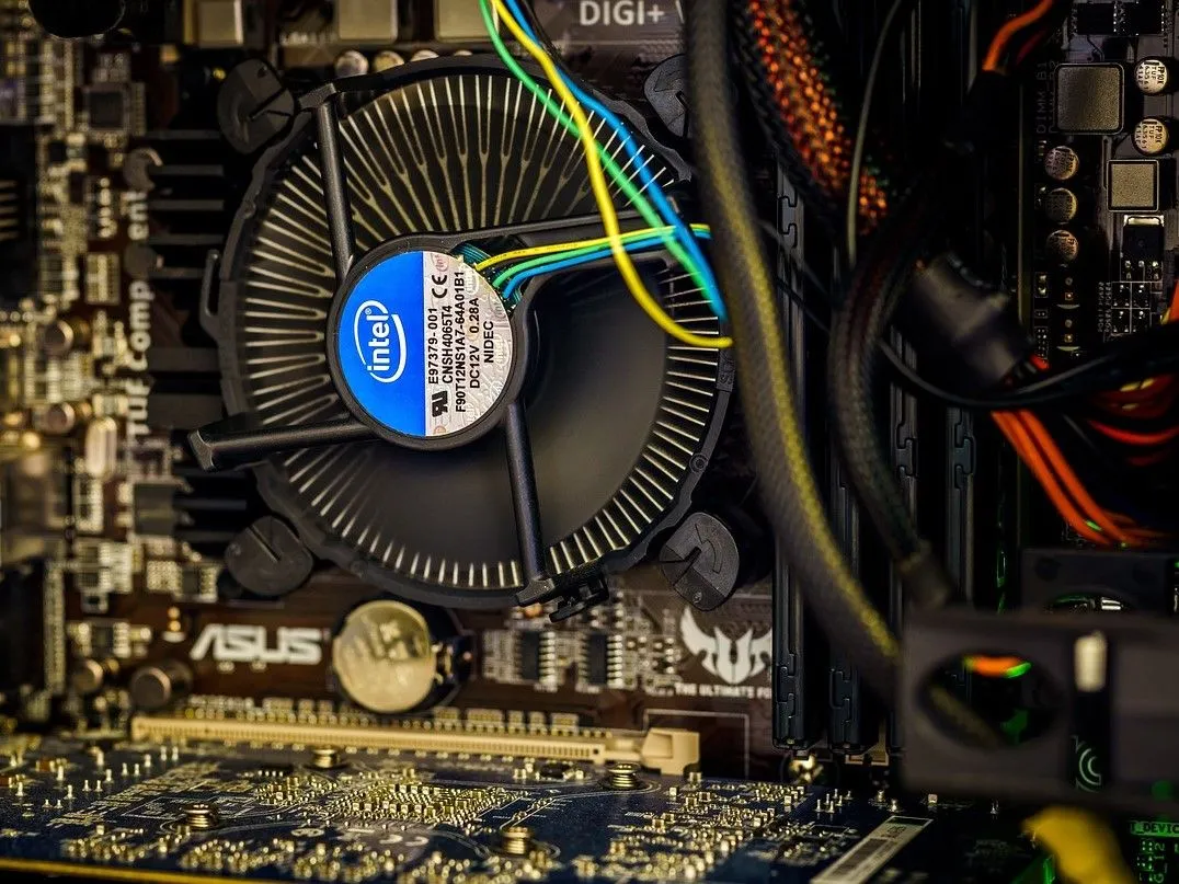 Hệ thống tản nhiệt CPU Intel gắn trên bo mạch chủ ASUS, minh họa cho việc kiểm tra và bảo dưỡng để tránh quá nhiệt.