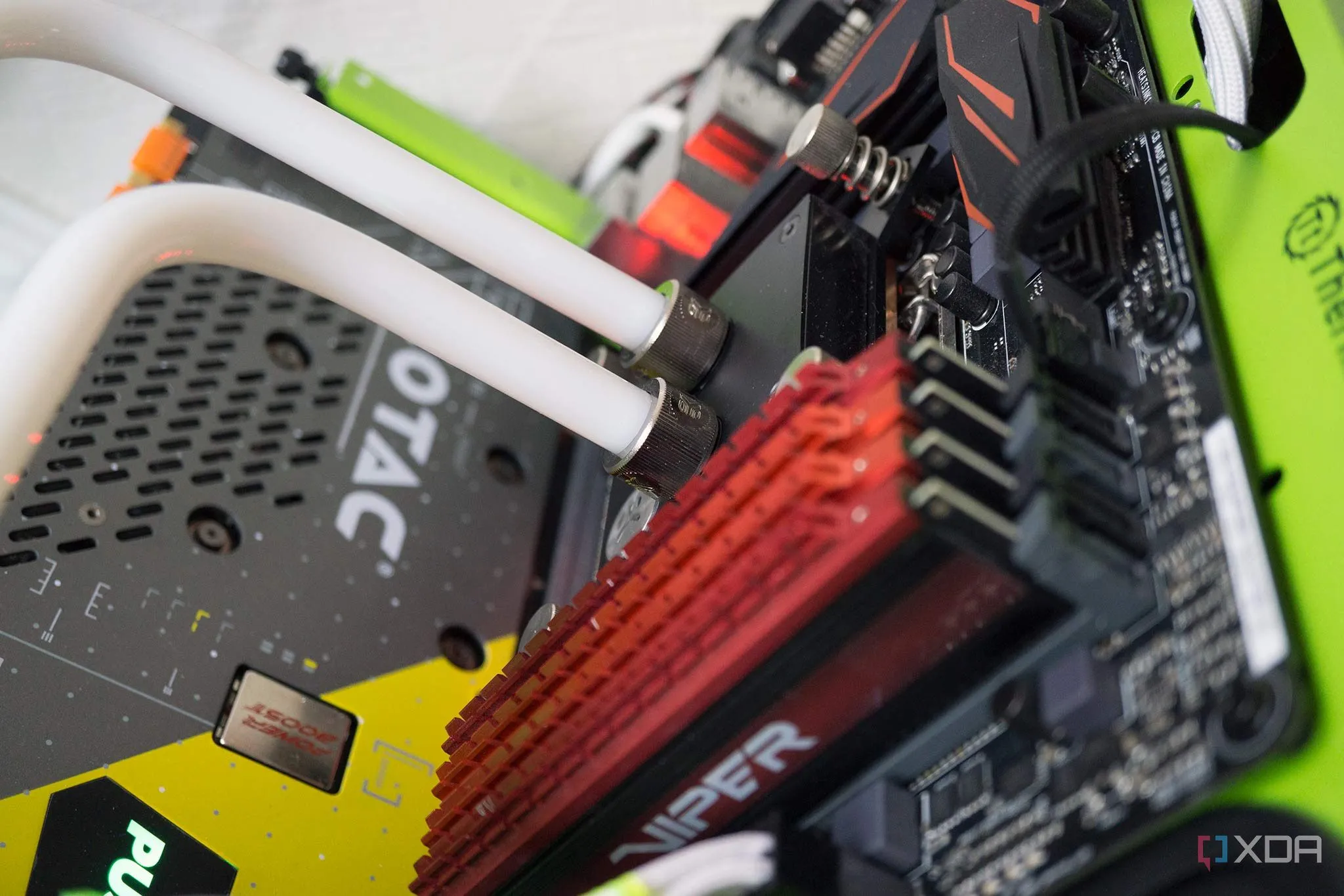 Hệ thống tản nhiệt nước tùy chỉnh phức tạp trên PC cũ