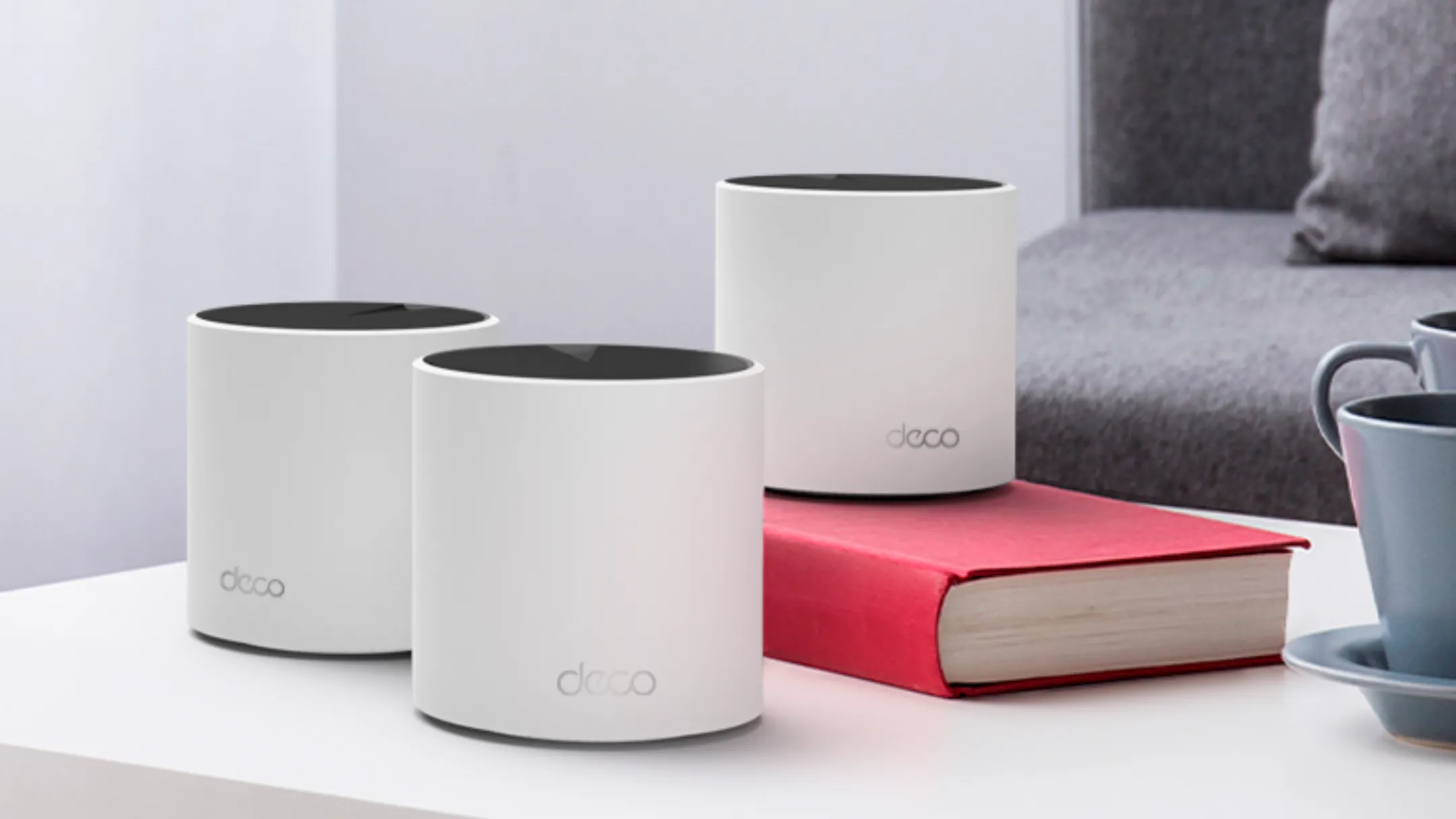 Hệ thống Wi-Fi Mesh TP-Link Deco X55 đặt trên bàn, biểu tượng cho khả năng mở rộng linh hoạt