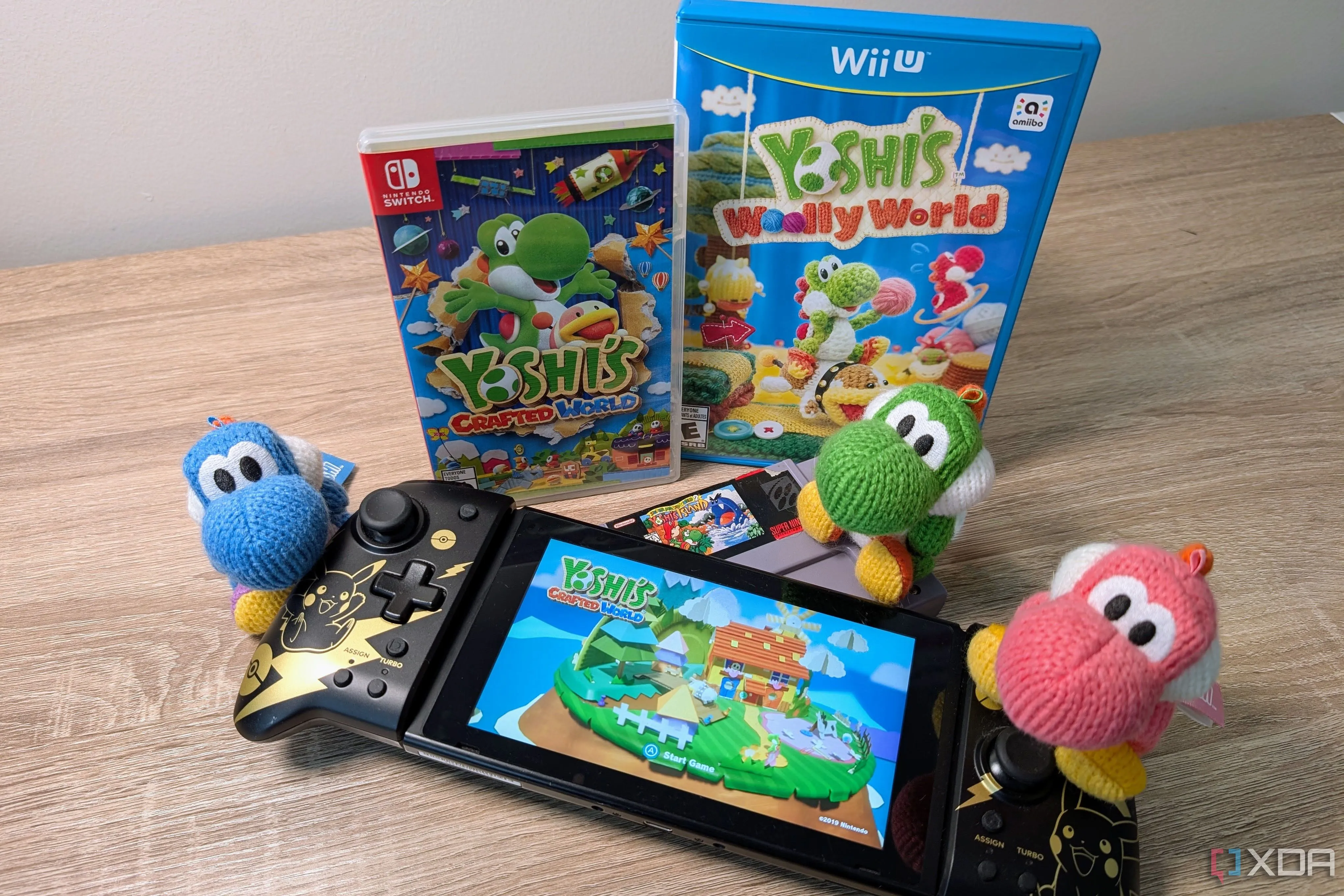 Hình ảnh ba chú Yoshi với màu sắc khác nhau cùng máy chơi game Nintendo Switch