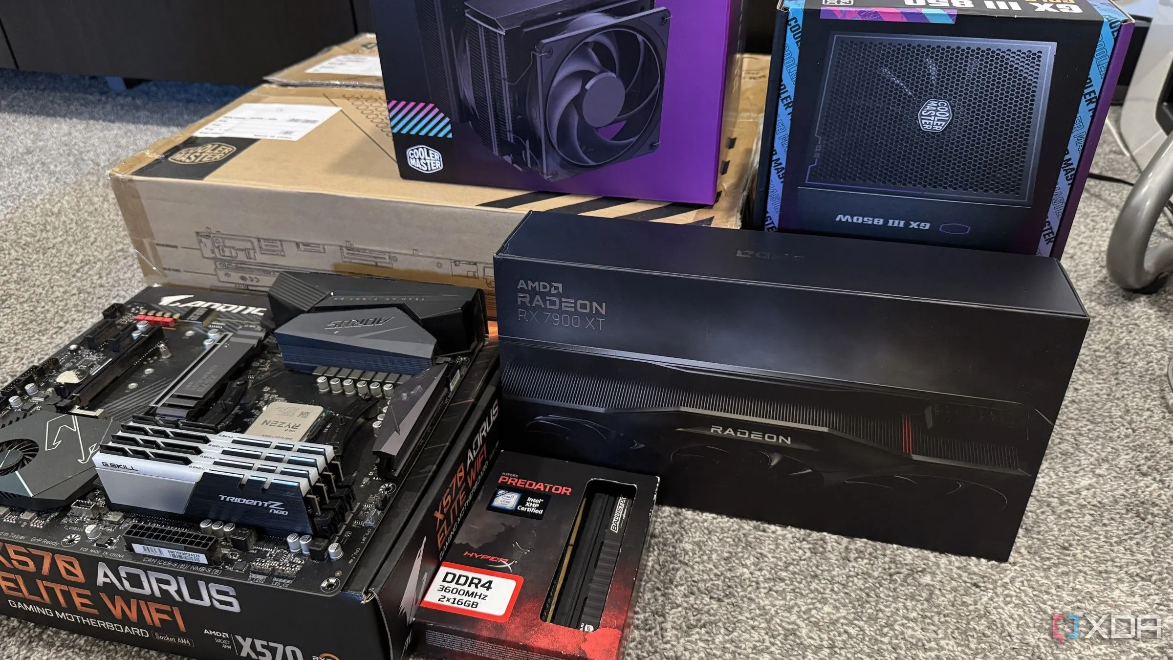 Hình ảnh các linh kiện PC như card đồ họa, CPU, bo mạch chủ và hộp, gợi nhắc về quá trình lắp ráp máy tính