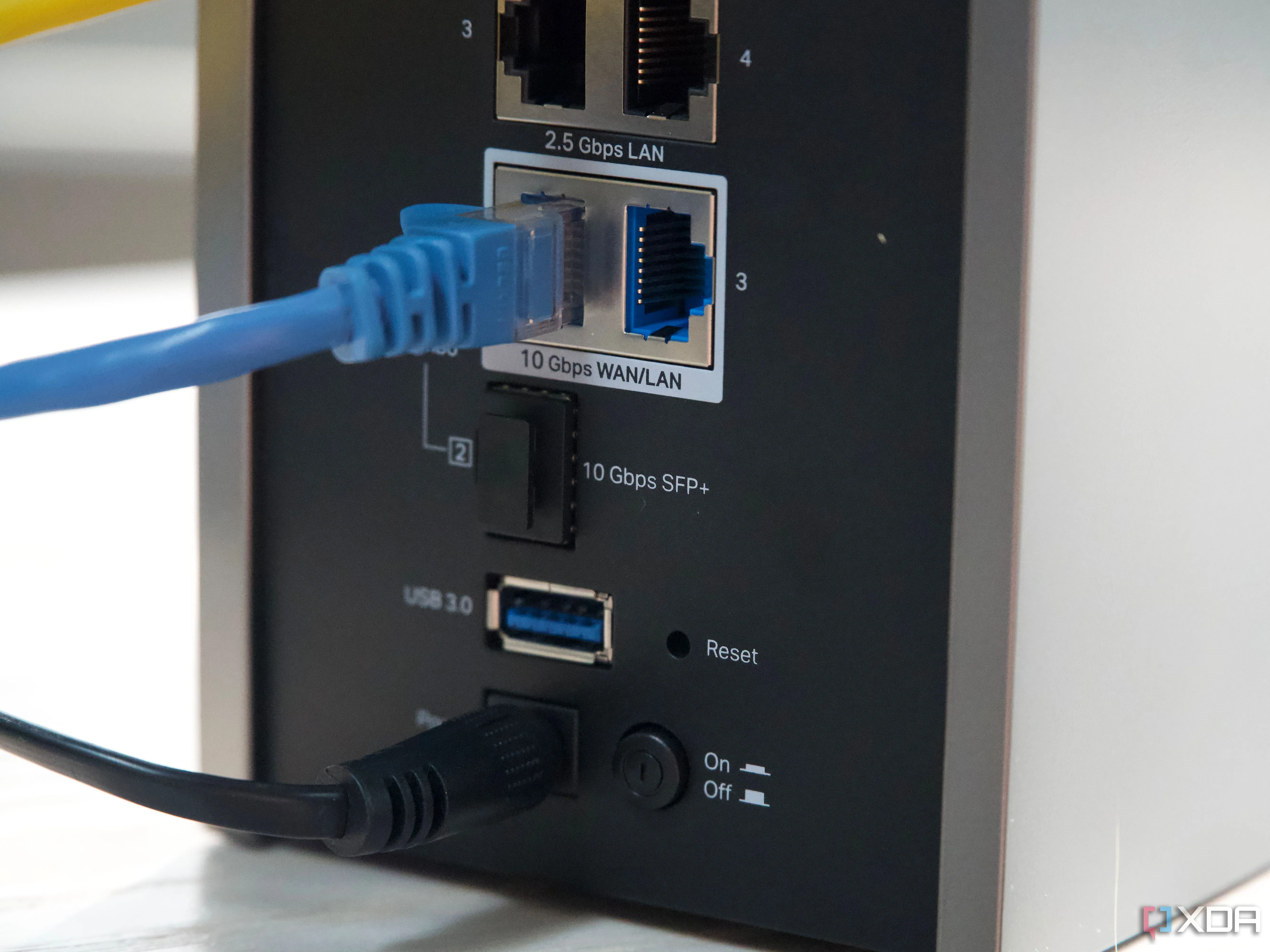 Hình ảnh cận cảnh các cổng kết nối có dây của TP-Link Archer BE800