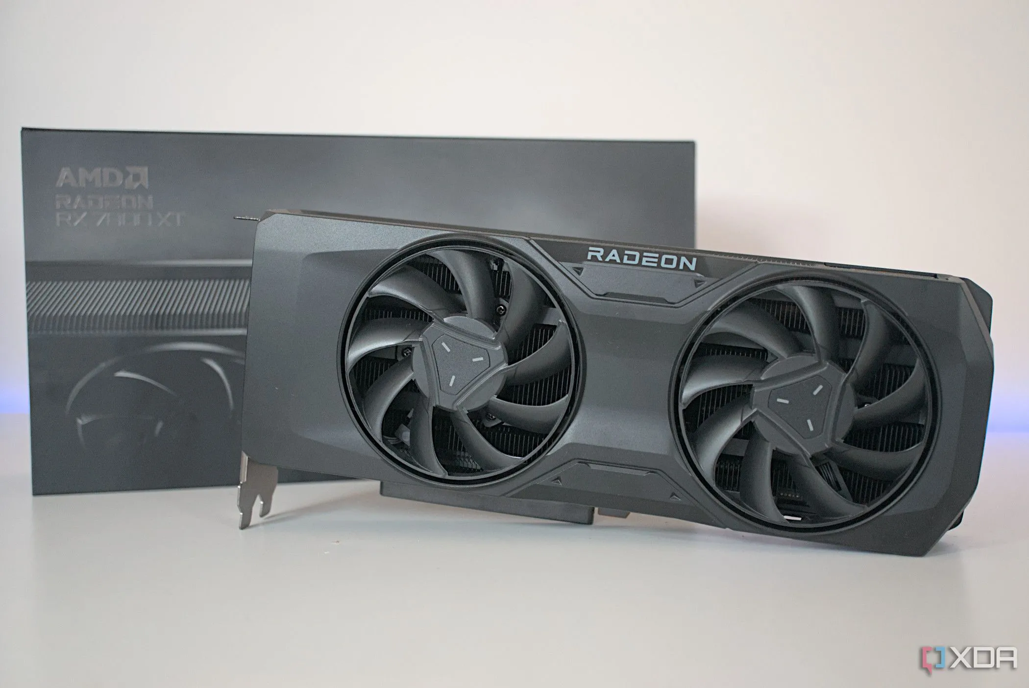 Hình ảnh cận cảnh mặt trước card đồ họa AMD Radeon RX 7800 XT, đại diện cho dòng GPU AMD hiện đại