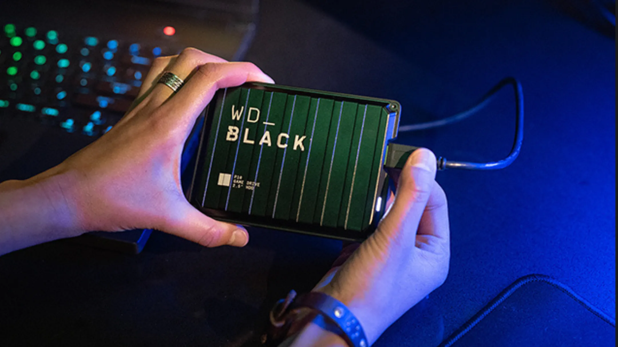 Hình ảnh cận cảnh ổ cứng gắn ngoài WD_BLACK P10 4TB với cổng kết nối và logo