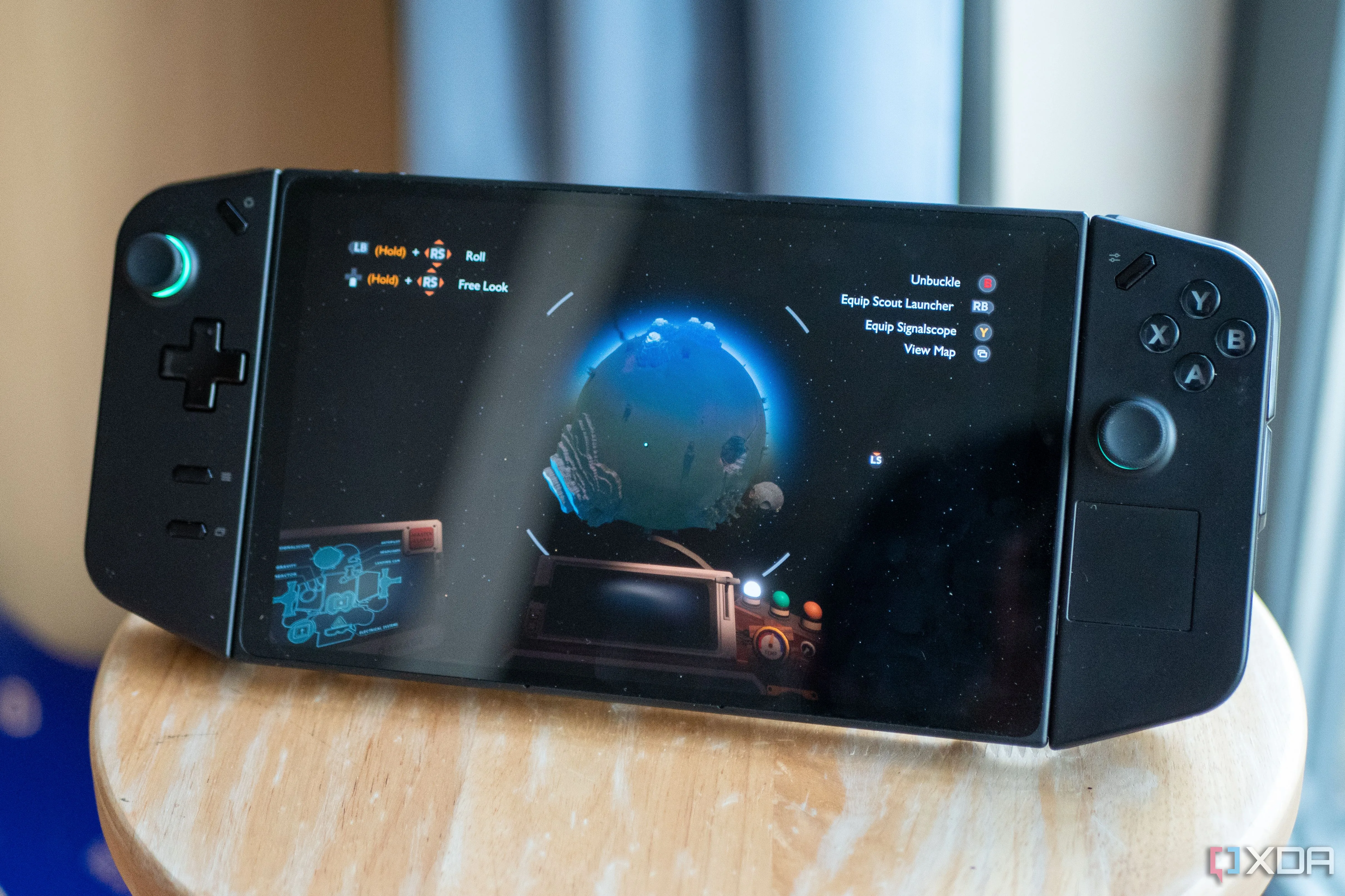 Hình ảnh game Outer Wilds đang chạy trên thiết bị cầm tay Lenovo Legion Go, thể hiện cảnh khám phá không gian và các hành tinh bí ẩn.