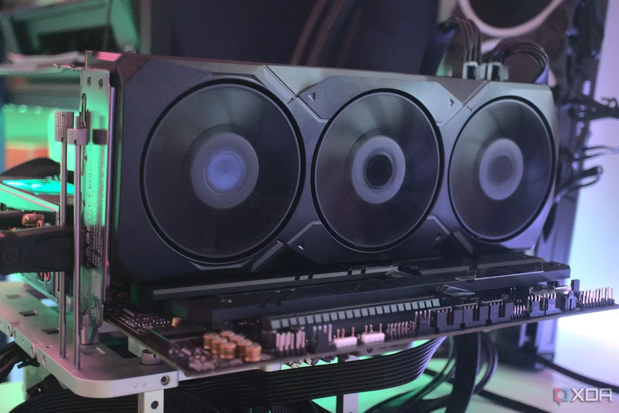 Hình ảnh GPU AMD Radeon 7900 XT đang được lắp đặt trên một dàn thử nghiệm.