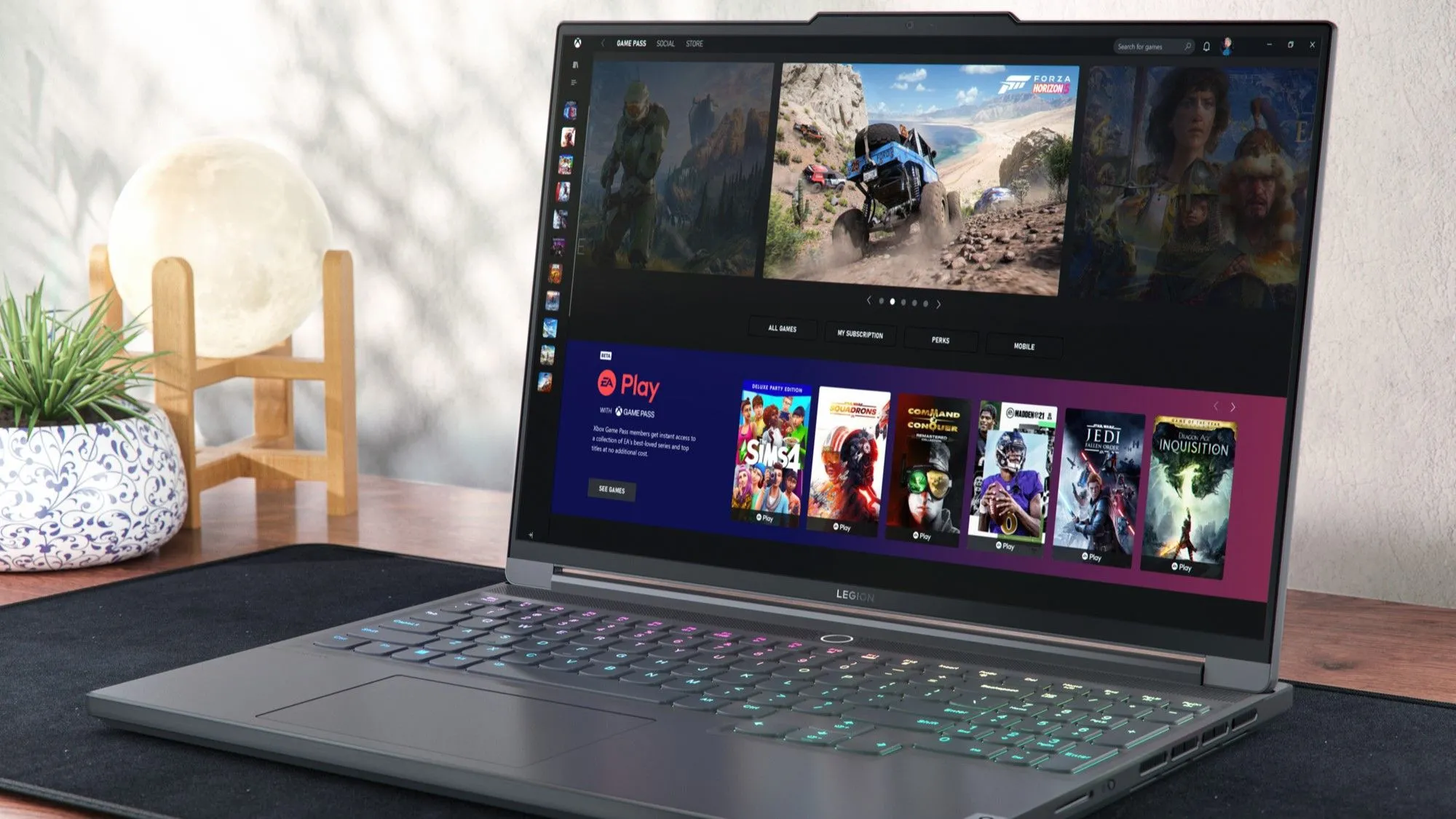Hình ảnh laptop Legion Slim 7i hiển thị giao diện Xbox Game Pass