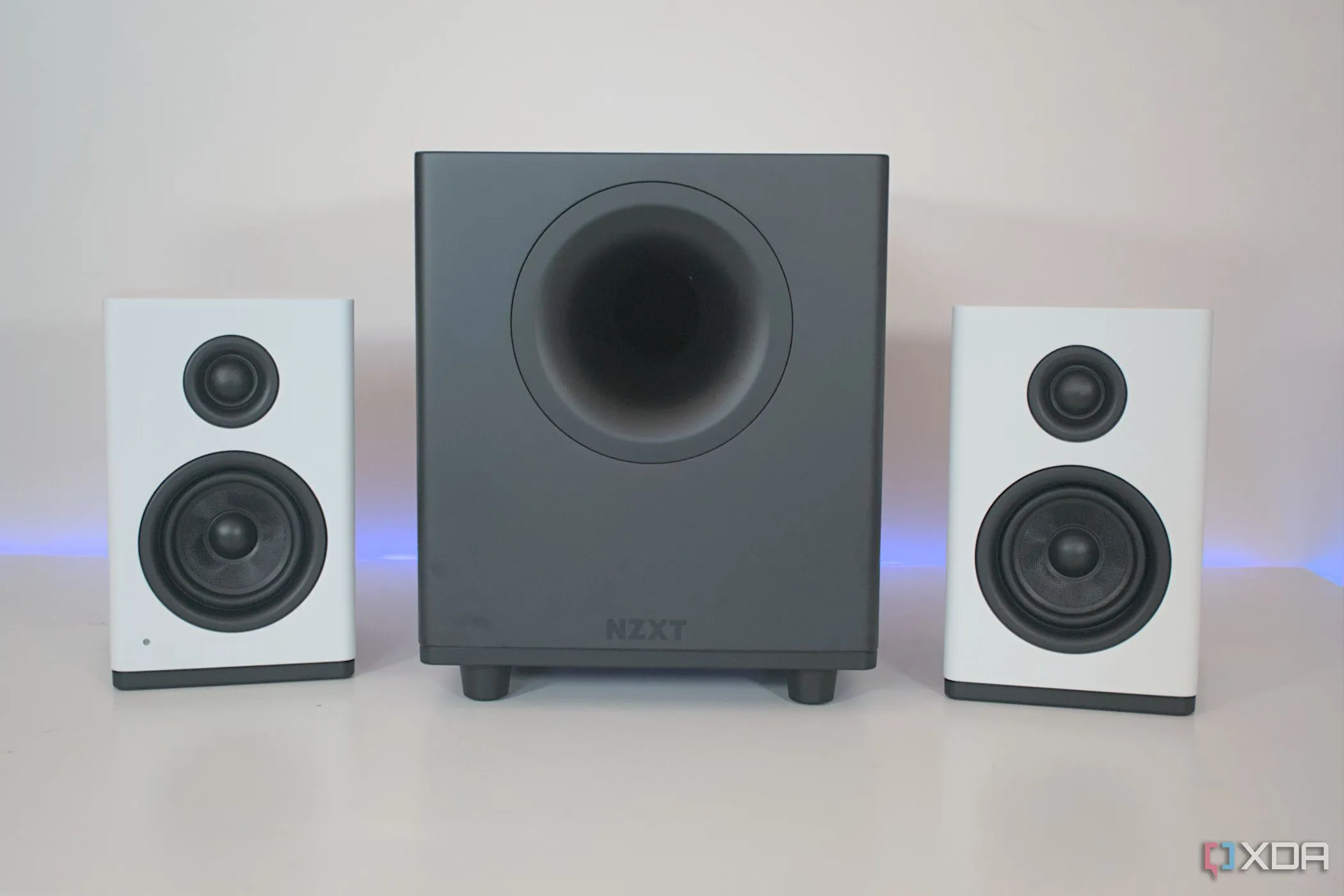 Hình ảnh loa và loa siêu trầm NZXT Relay, thể hiện một hệ thống âm thanh PC cao cấp, mang lại trải nghiệm nghe nhìn sống động.