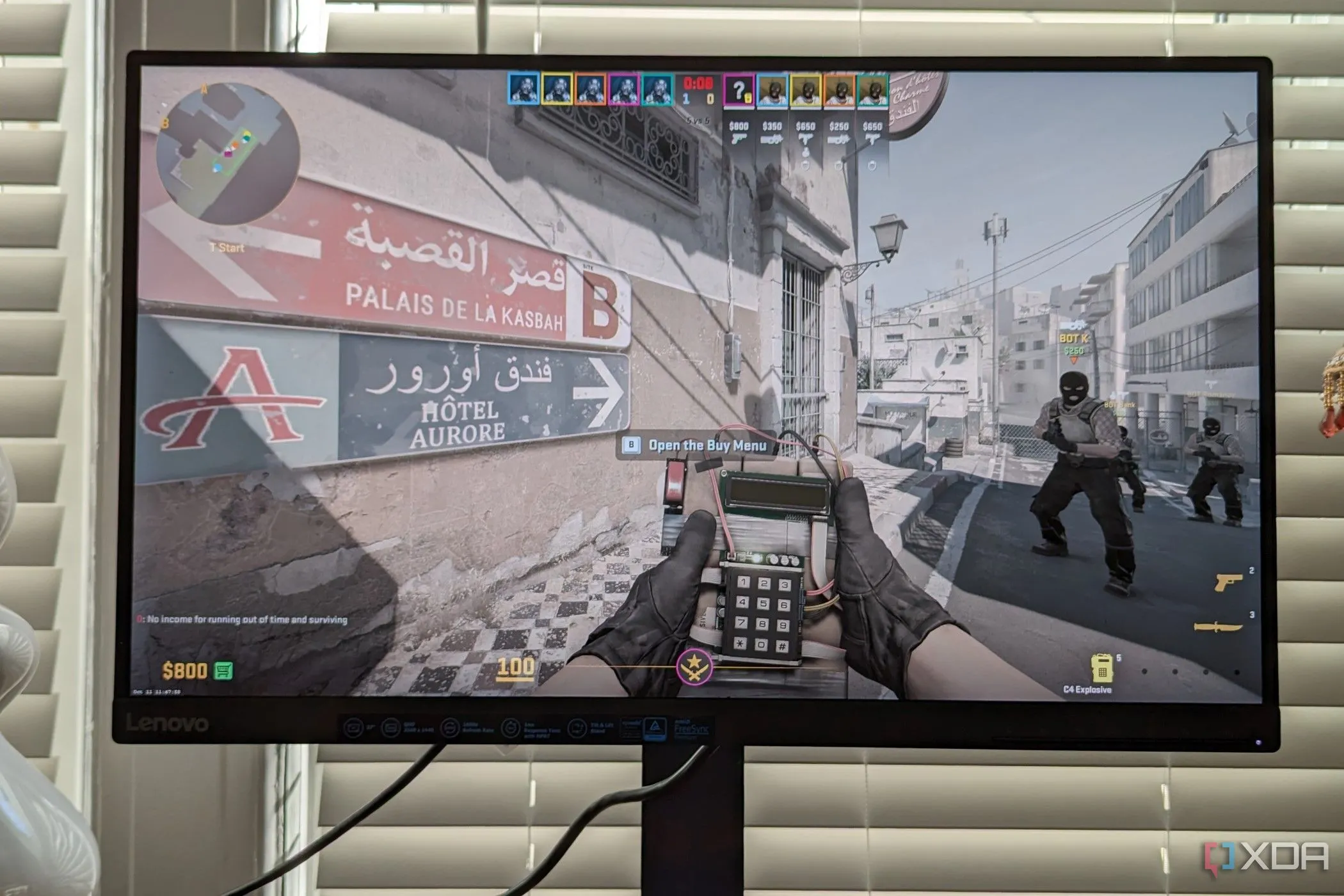 Hình ảnh màn hình máy tính hiển thị tựa game Counter-Strike 2 đang chạy trên màn hình chơi game Lenovo G27q-30, minh họa hiệu quả nén game.