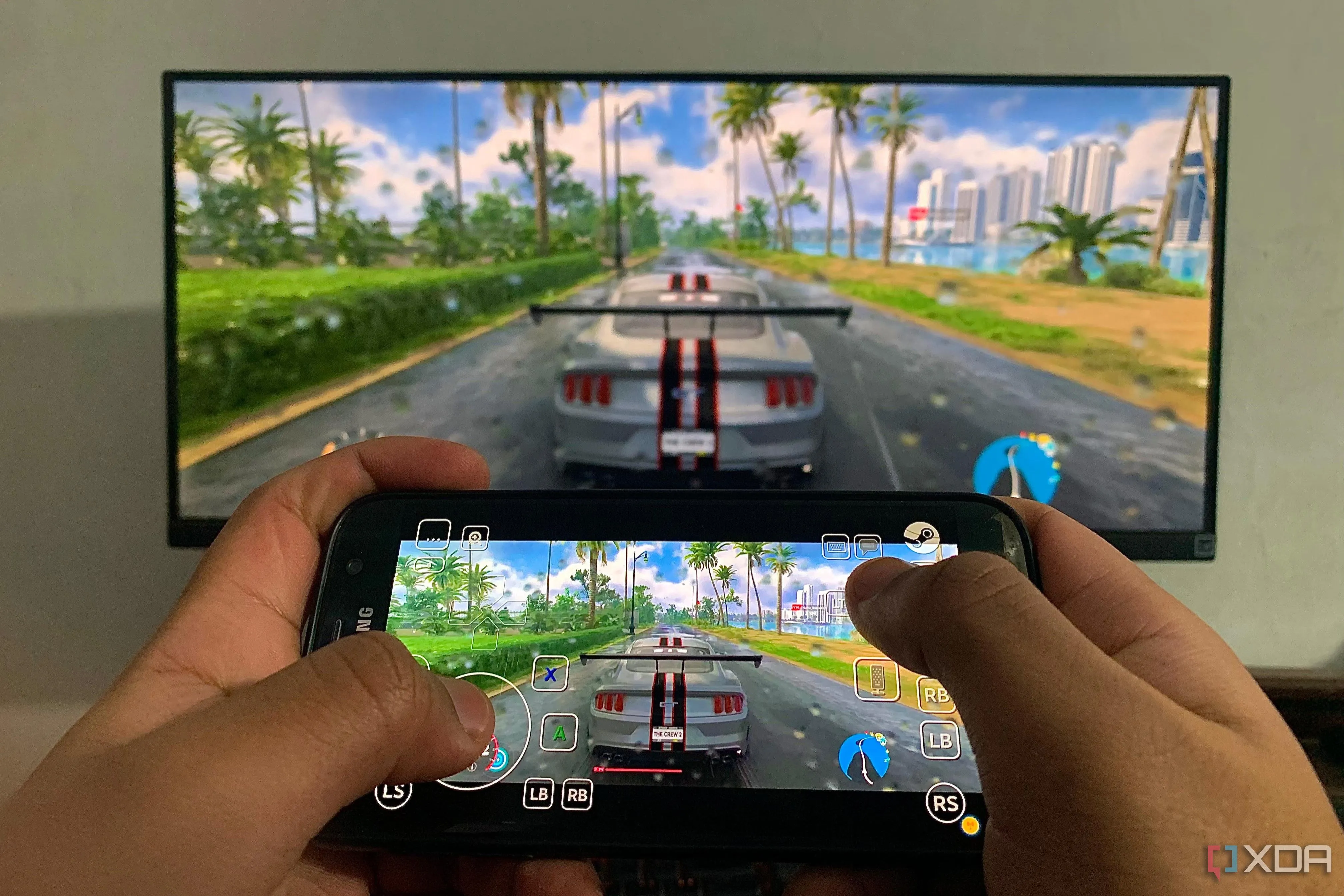 Hình ảnh minh họa việc sử dụng Steam Link để stream game The Crew 2 lên smartphone