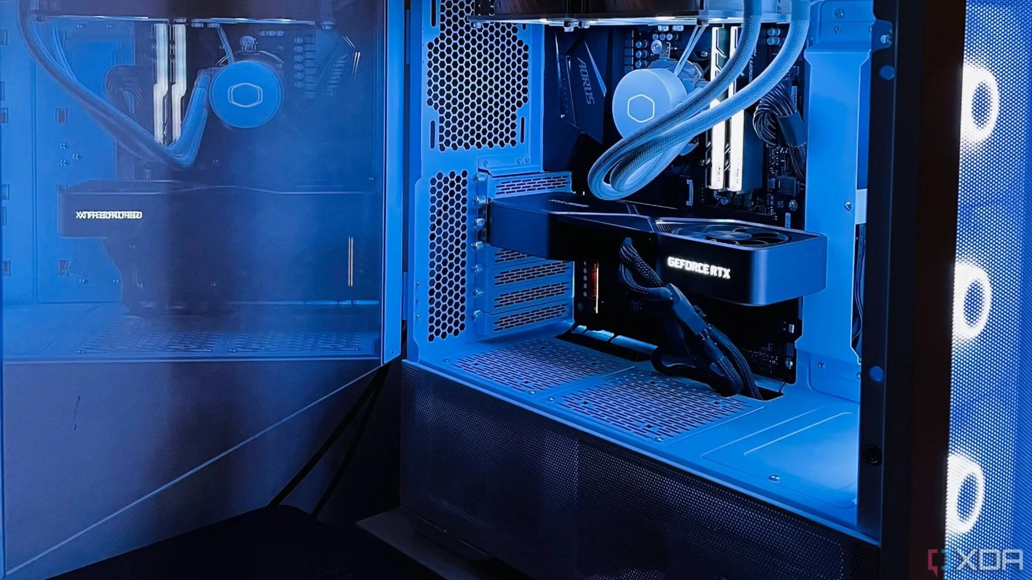 Hình ảnh một cấu hình máy tính chơi game PC mạnh mẽ với card đồ họa RTX 3080 và bộ vi xử lý Ryzen 7 5700X, đại diện cho nền tảng PC gaming