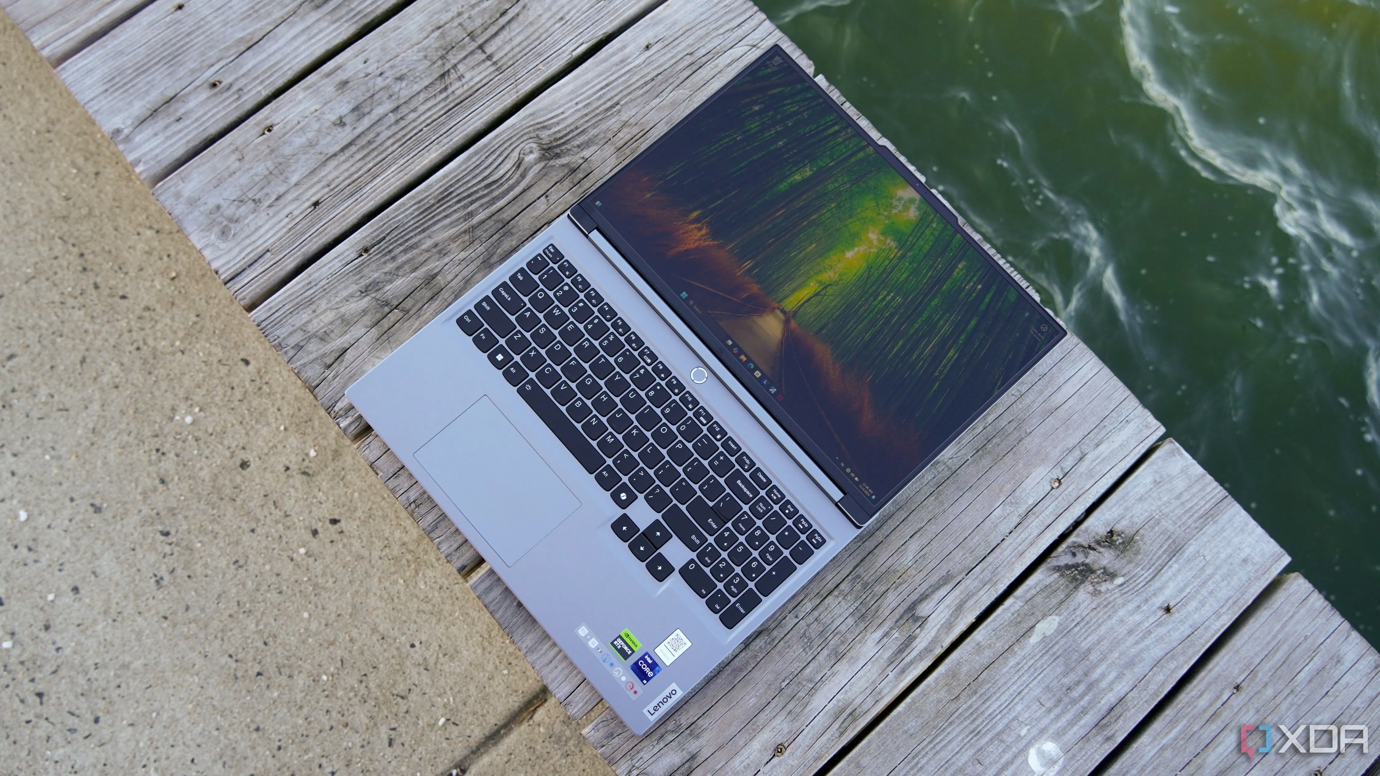 Hình ảnh một chiếc laptop gaming Lenovo Legion 5 đặt phẳng ngoài trời, minh họa cho dòng laptop Windows và xu hướng phát triển bộ xử lý