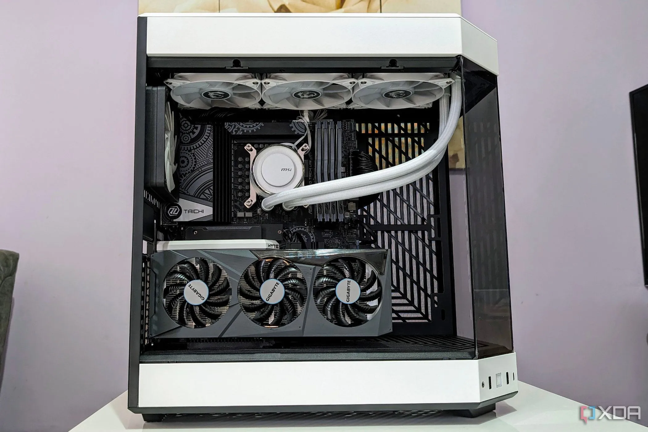 Hình ảnh một chiếc PC gaming màu trắng với tản nhiệt AIO trắng, minh họa việc đi dây cáp