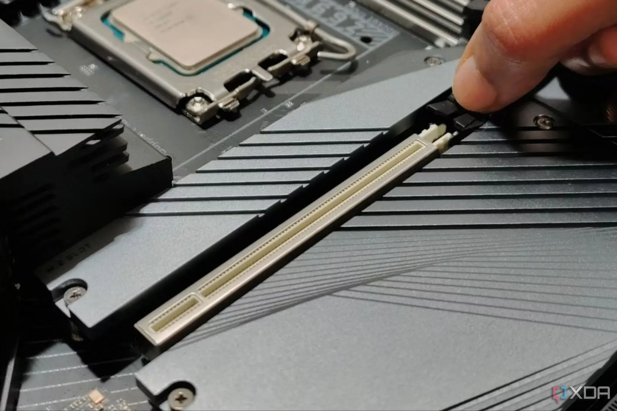 Hình ảnh một khe cắm PCIe trên bo mạch chủ
