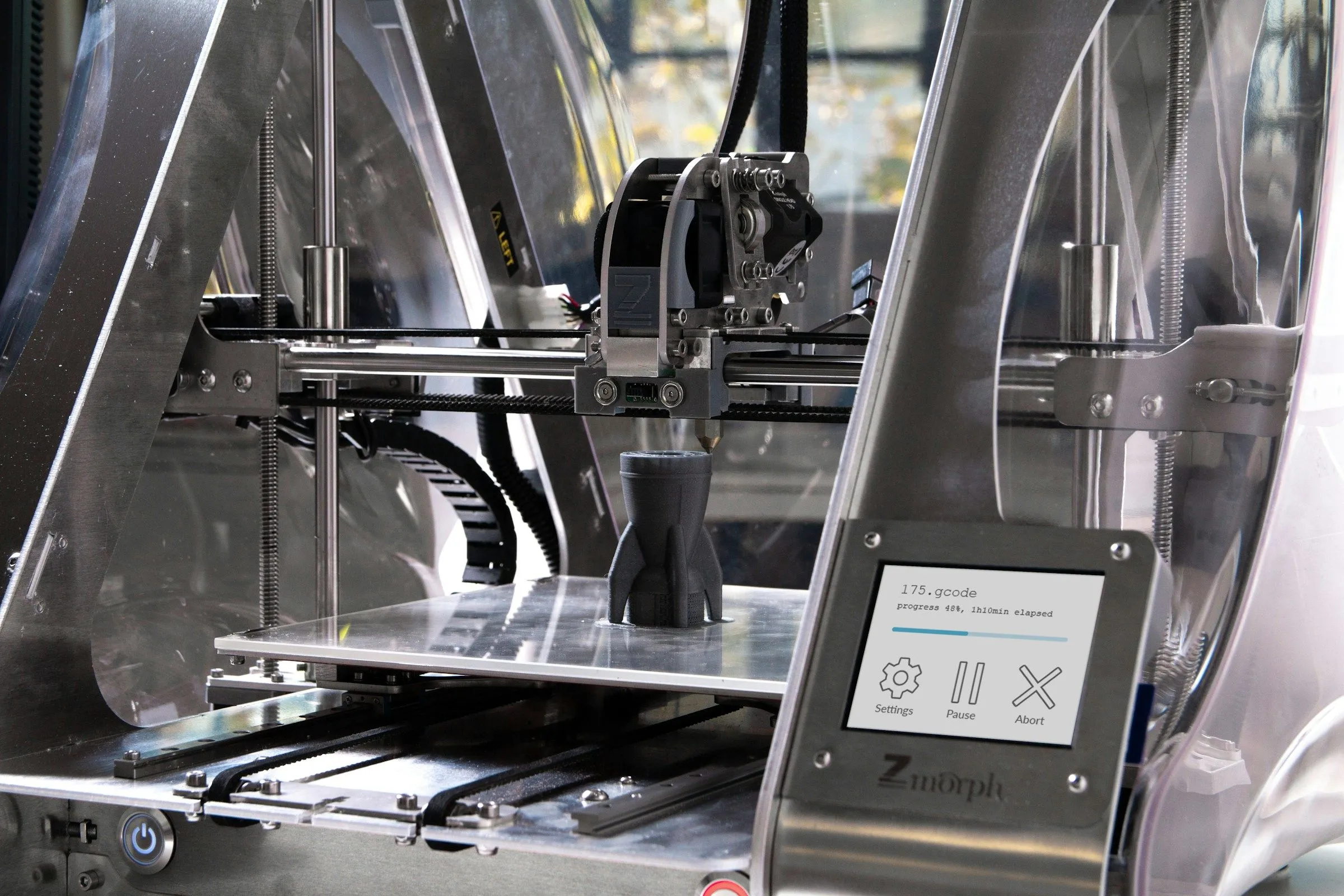 Hình ảnh một máy in 3D hoạt động đang tạo ra mô hình