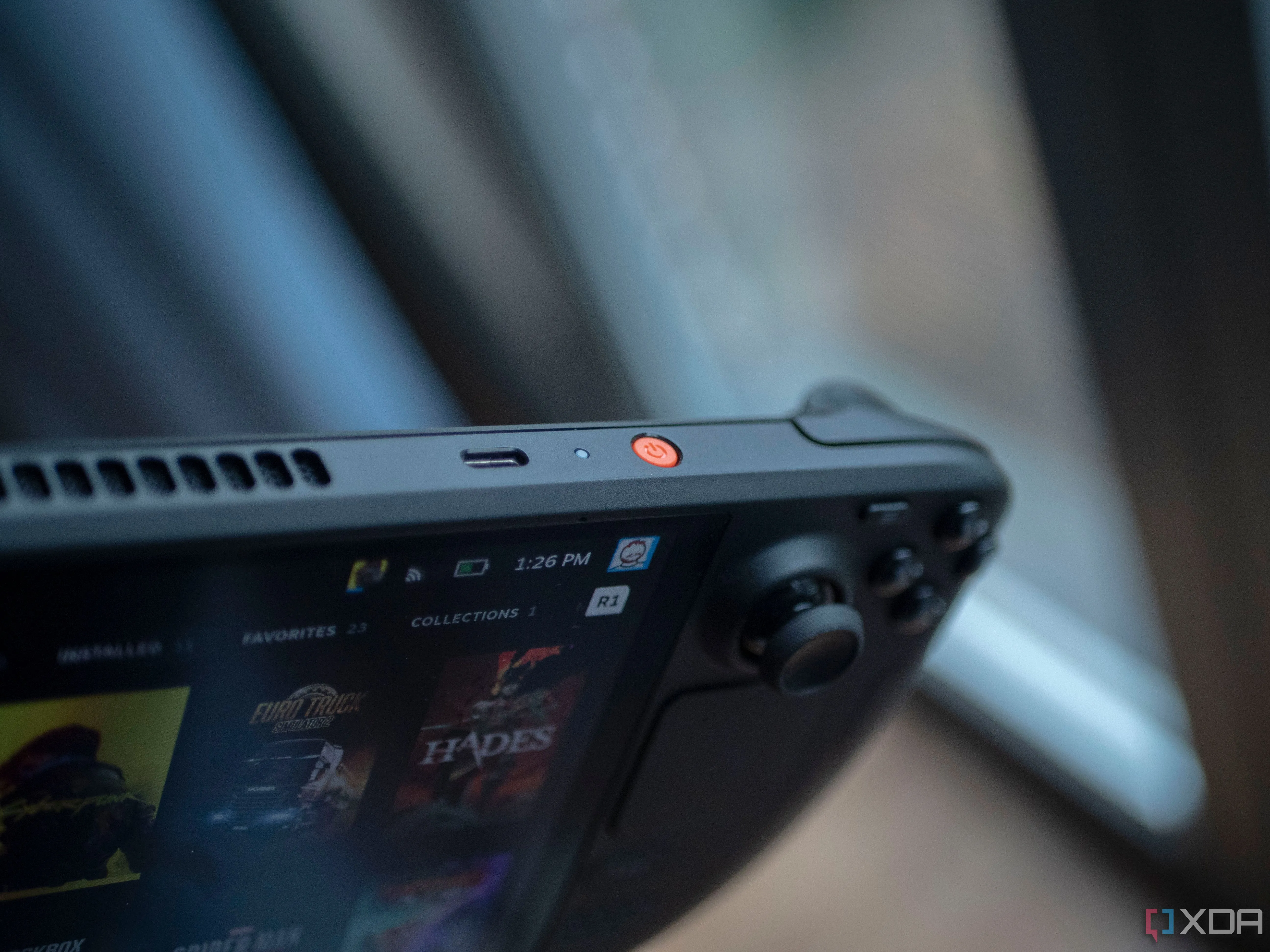 Hình ảnh một thiết bị chơi game Steam Deck OLED, biểu tượng cho hệ sinh thái game của Valve, nơi tài khoản người dùng và dữ liệu có giá trị cần được bảo mật.