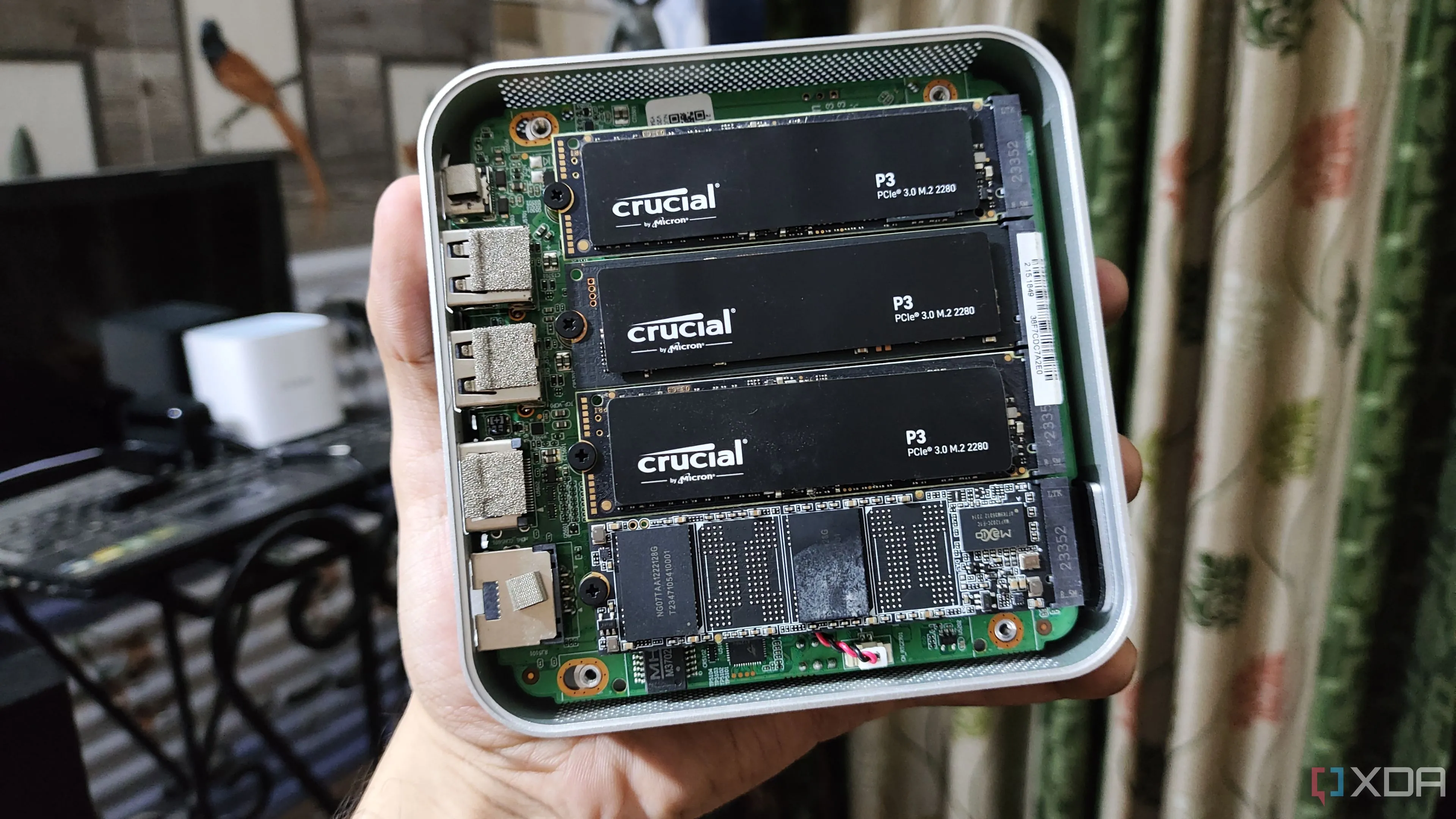 Hình ảnh một thiết bị NAS Aiffro chứa bốn ổ cứng SSD được lắp đặt