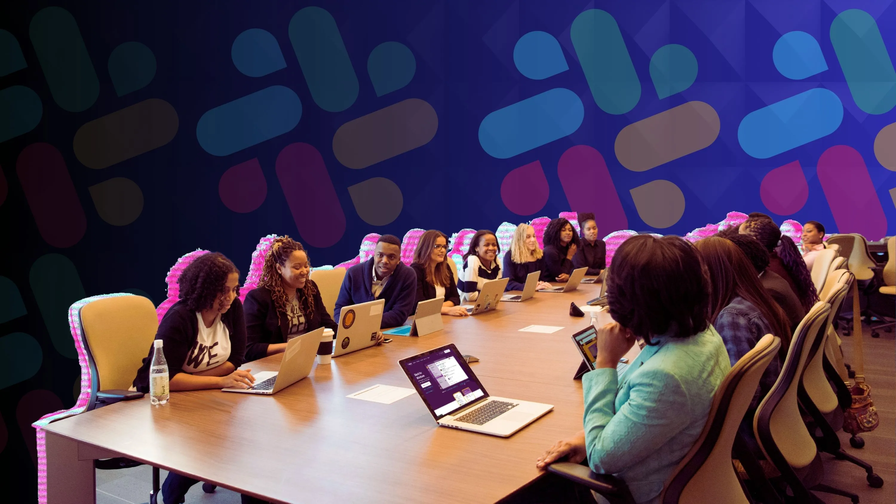Hình ảnh người dùng sử dụng Slack trên laptop, thể hiện sự đối lập với Microsoft Teams về hiệu suất tài nguyên