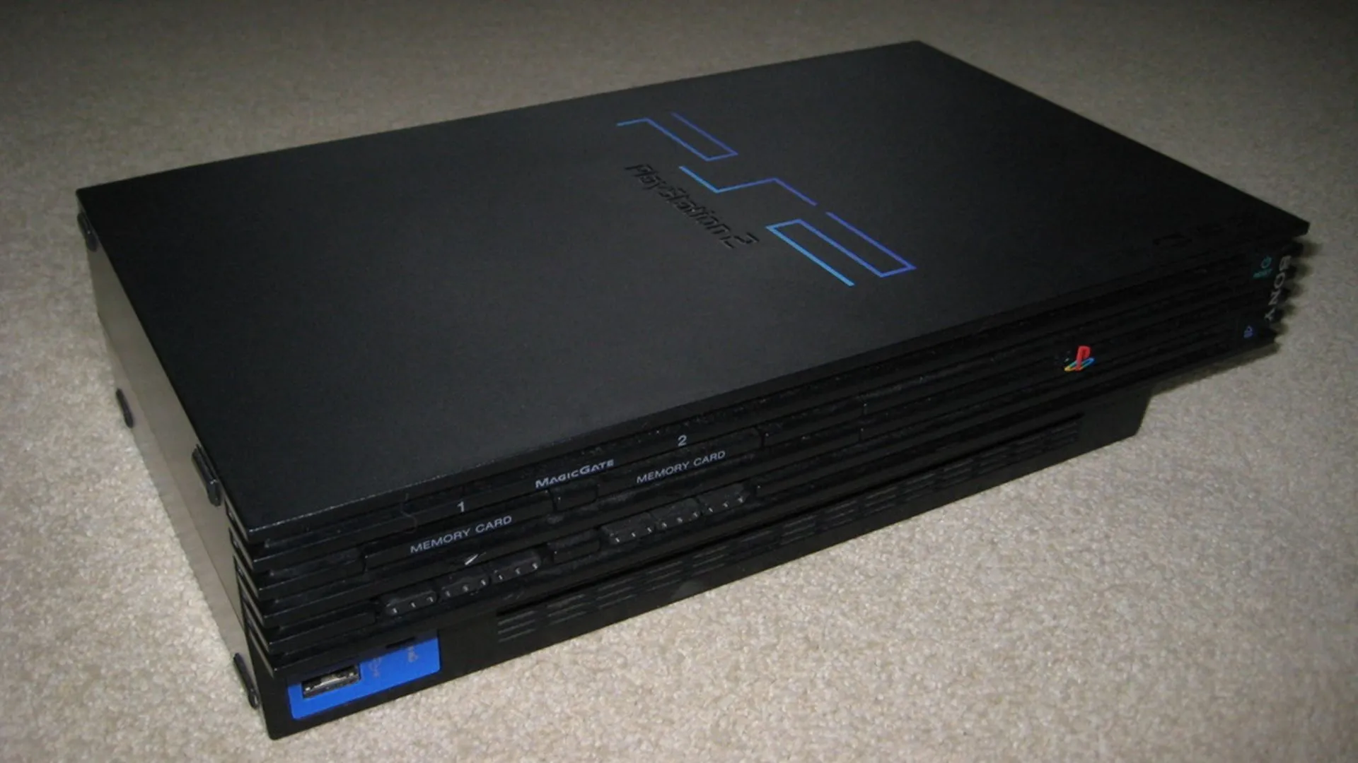 Hình ảnh PlayStation 2 đời đầu, nhấn mạnh khả năng đọc đĩa DVD