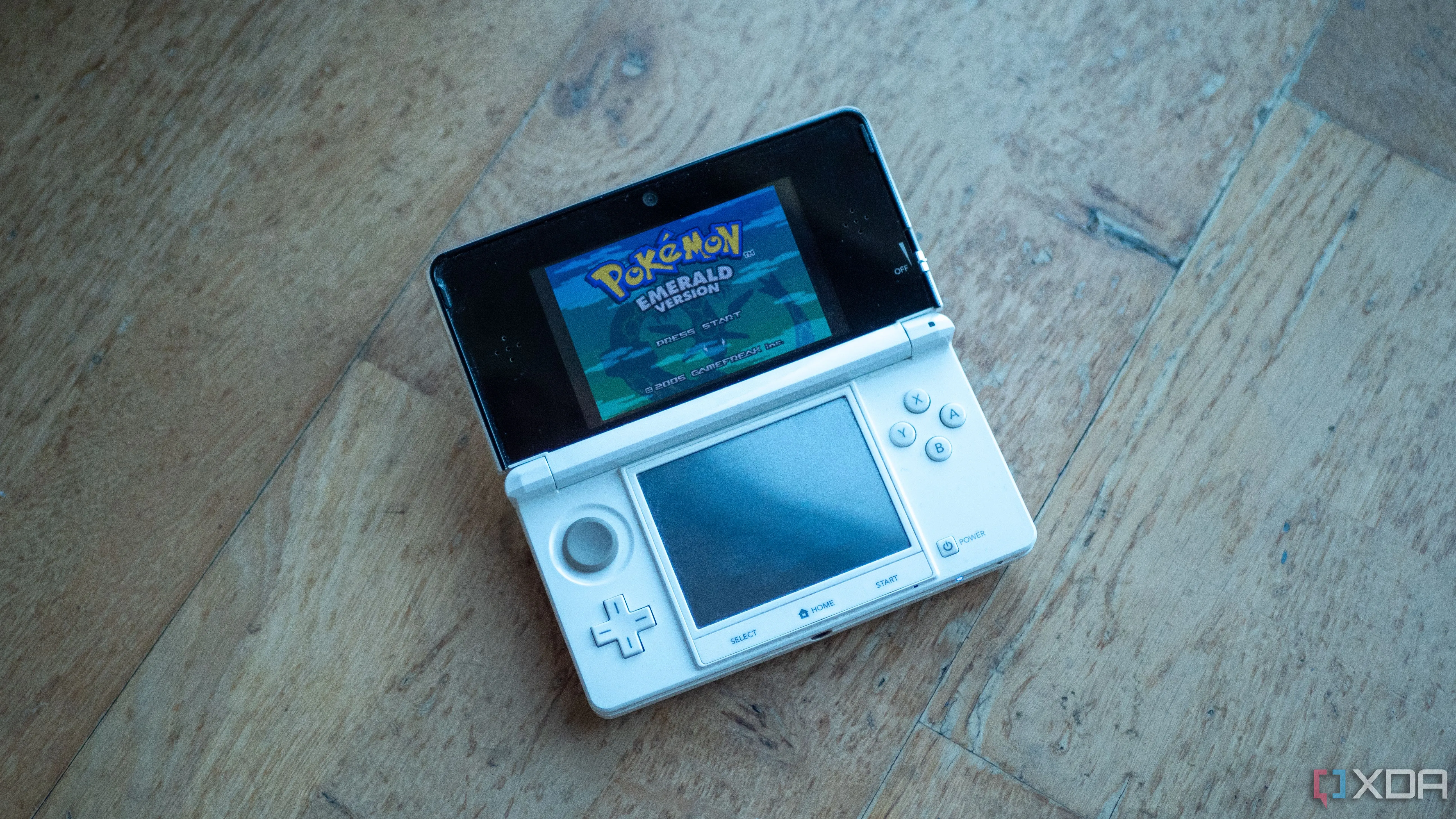 Hình ảnh Pokemon Emerald với đồ họa pixel cổ điển trên Nintendo 3DS, minh họa sự bền vững của game retro.
