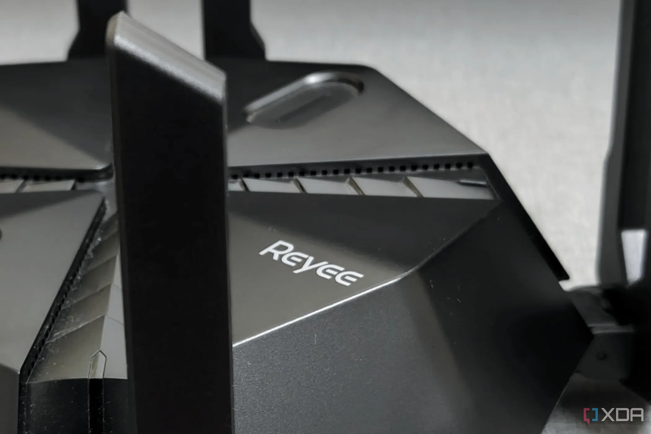 Hình ảnh router gaming Reyee E6 AX6000, minh họa một thiết bị mạng có thể cần điều chỉnh cài đặt bảo mật.