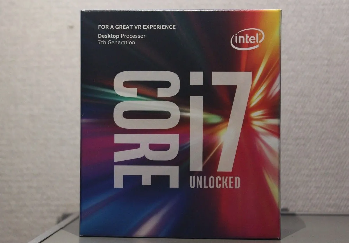 Hộp CPU Intel Core i7-7700K, một trong những vi xử lý nổi bật thuộc thế hệ thứ 7 của Intel.