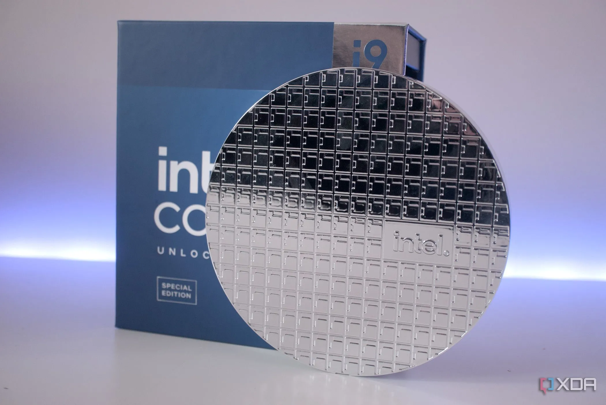 Hộp CPU Intel Core i9-14900KS và chip silicon, minh họa cho vi xử lý Intel desktop