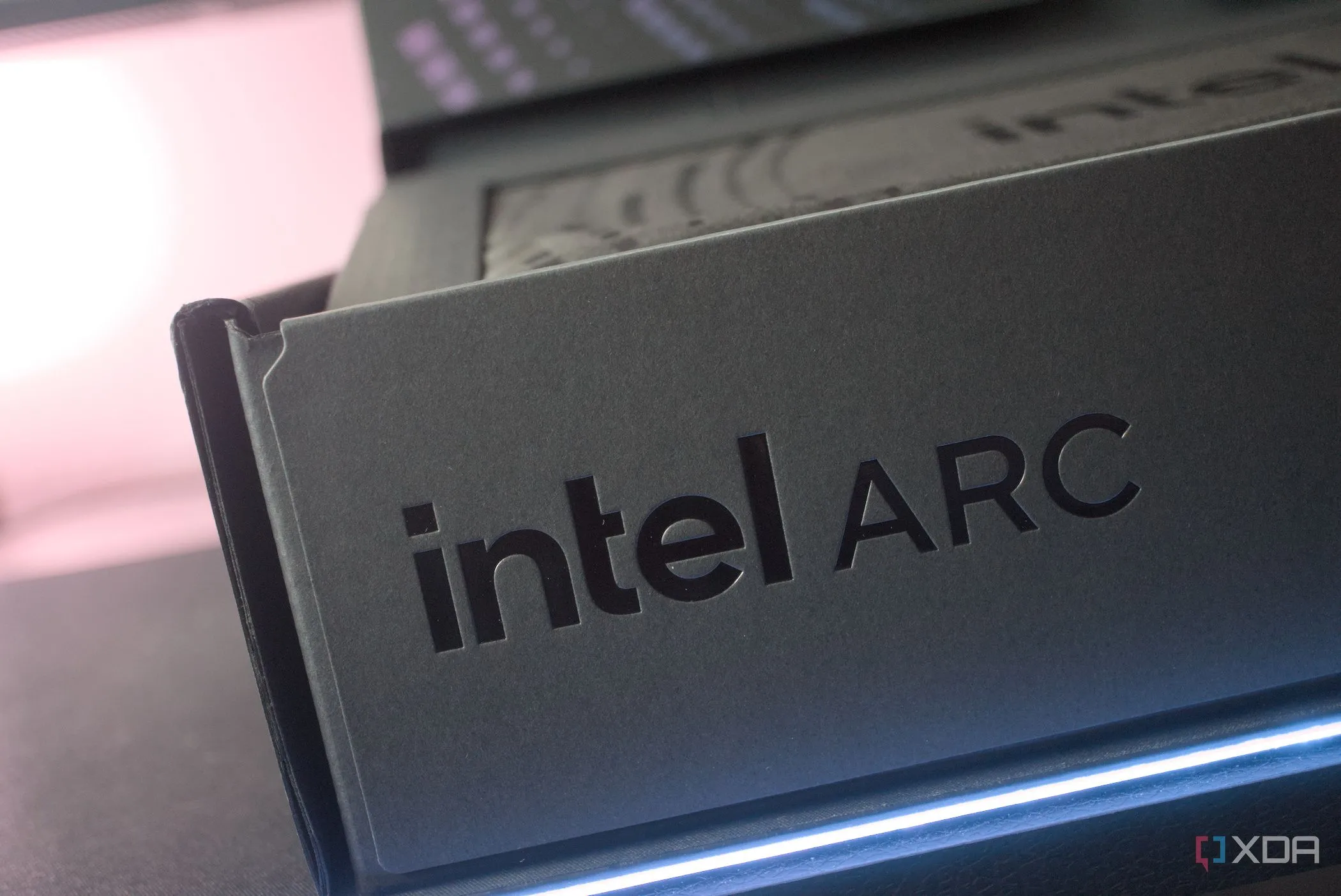 Hộp đựng card đồ họa Intel Arc B580, biểu tượng cho sự trưởng thành của dòng GPU Intel Arc