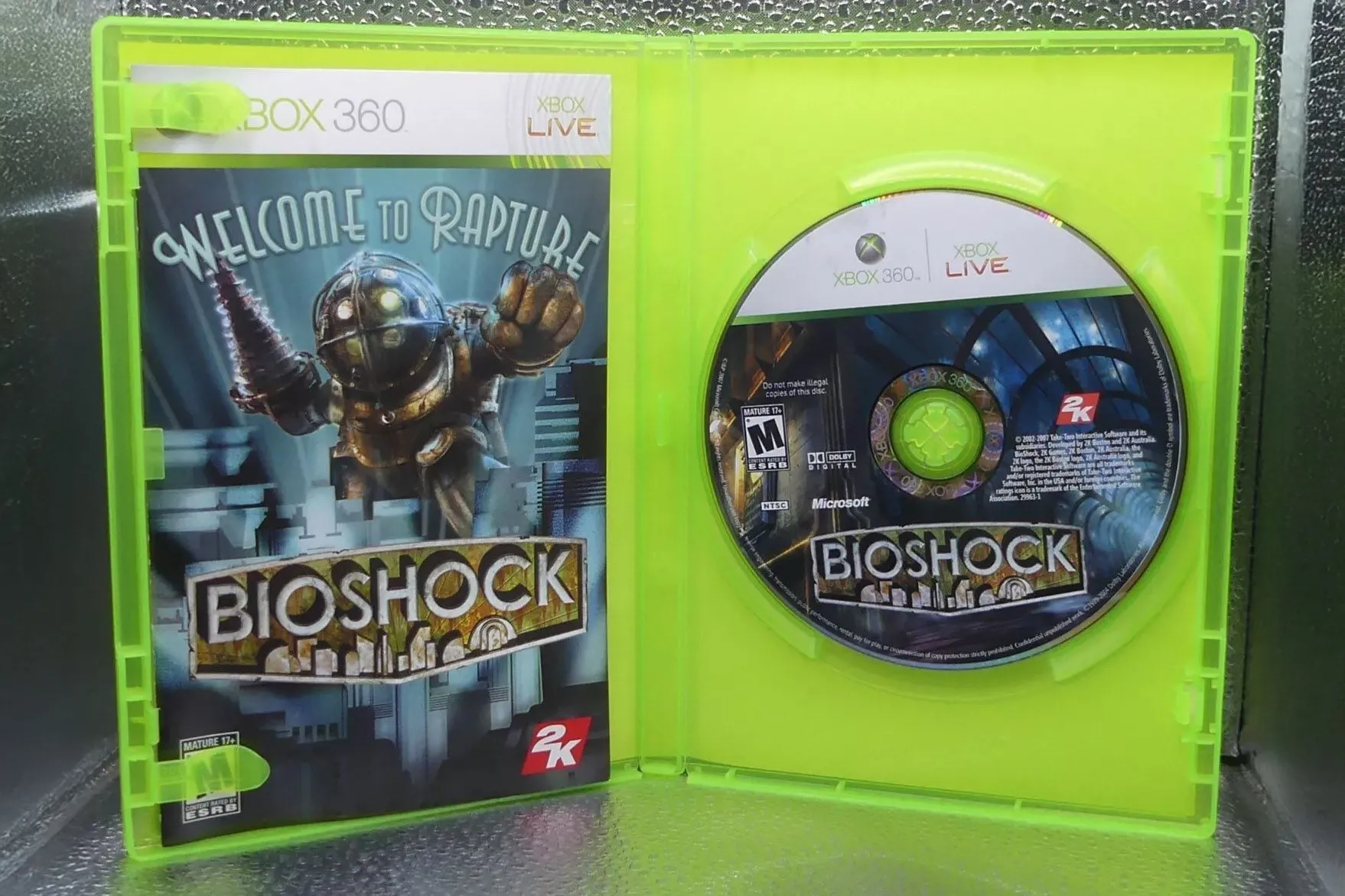 Hộp game BioShock trên Xbox 360, một biểu tượng của console 20 năm tuổi này
