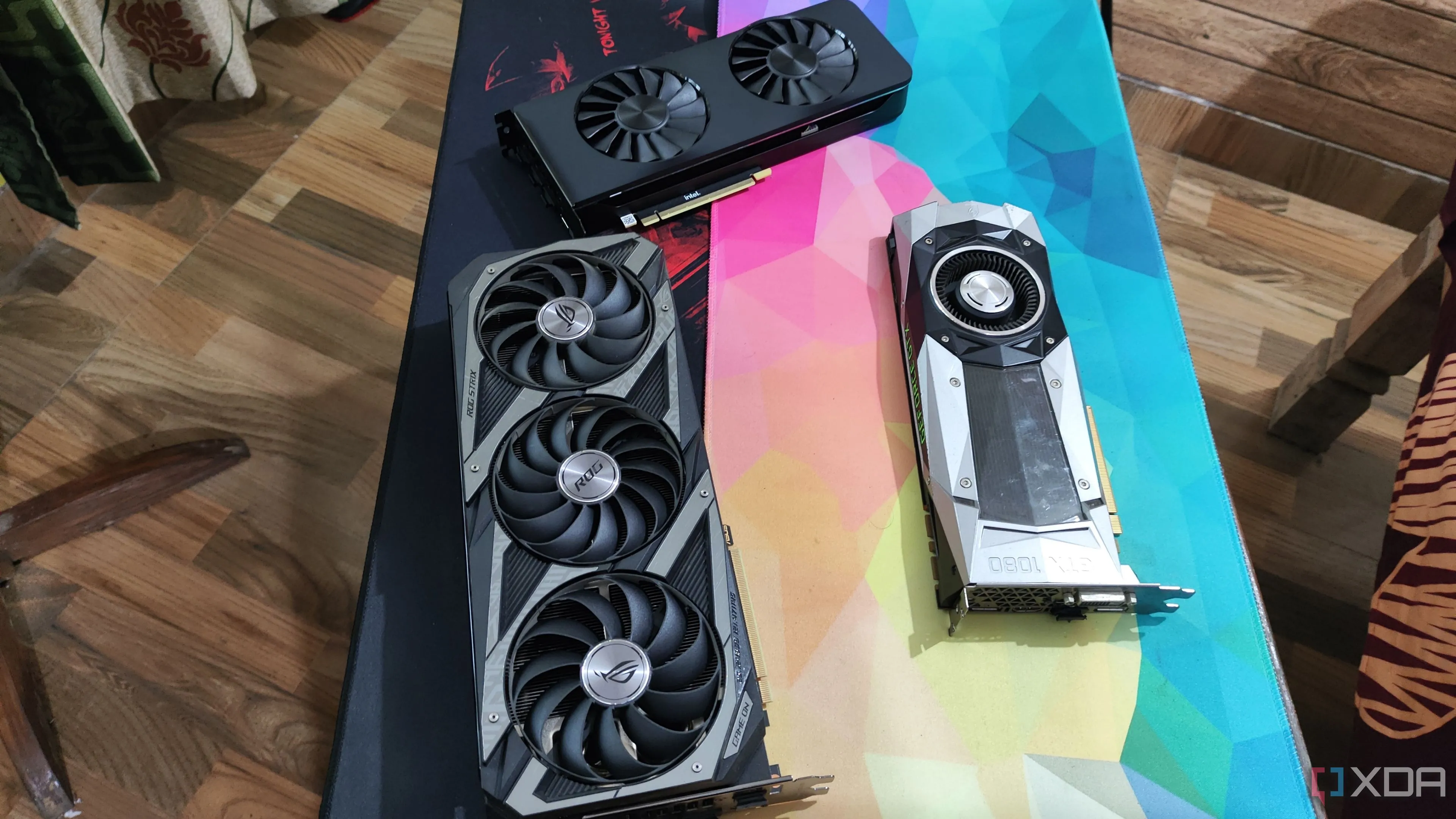 Intel Arc A750, ASUS Rog Strix RTX 3080 Ti và GTX 1080 Ti đặt cạnh nhau