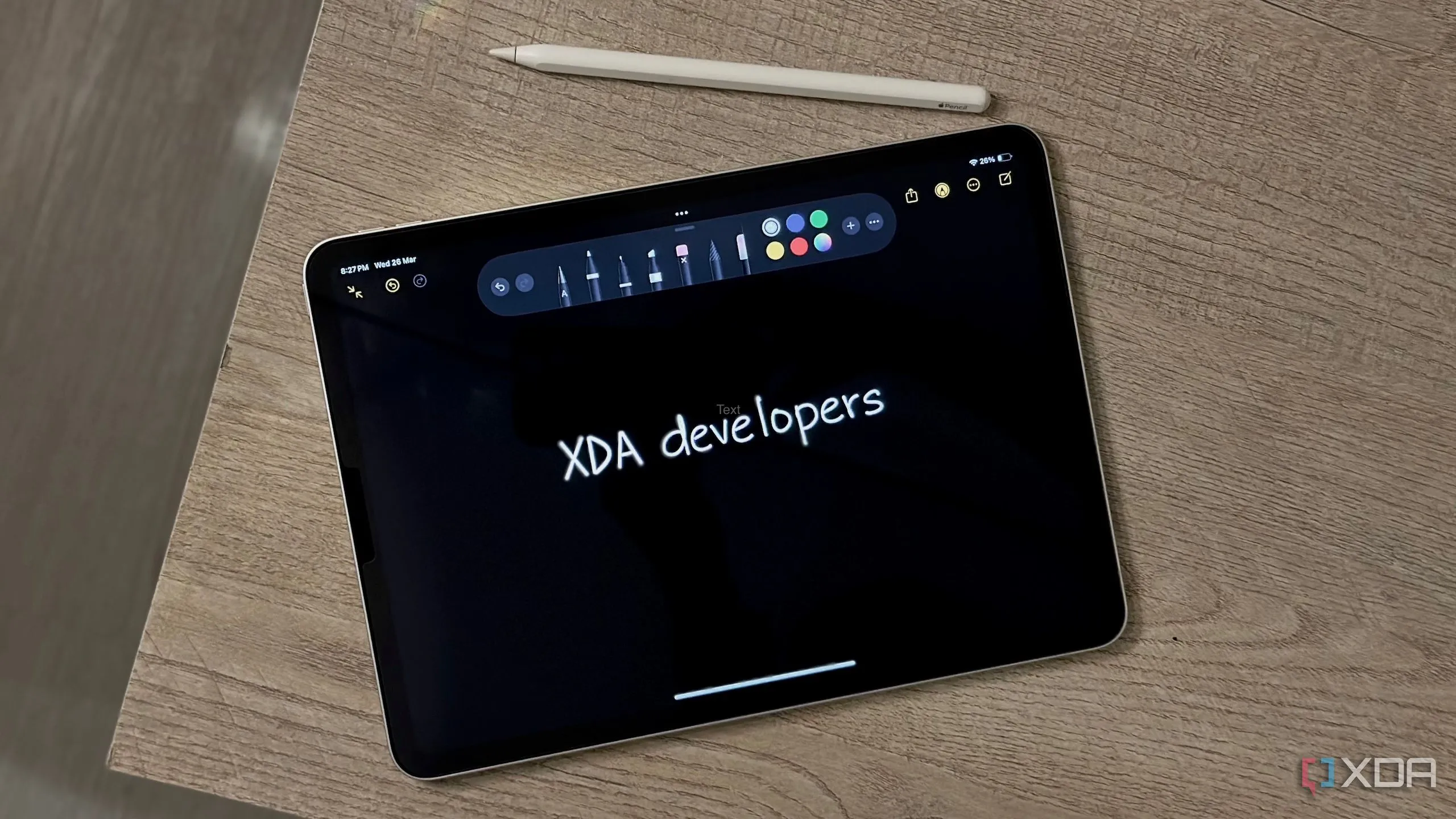 iPad và bút cảm ứng trên bàn làm việc, gợi nhắc về việc ghi chú kỹ thuật số và các công cụ hỗ trợ
