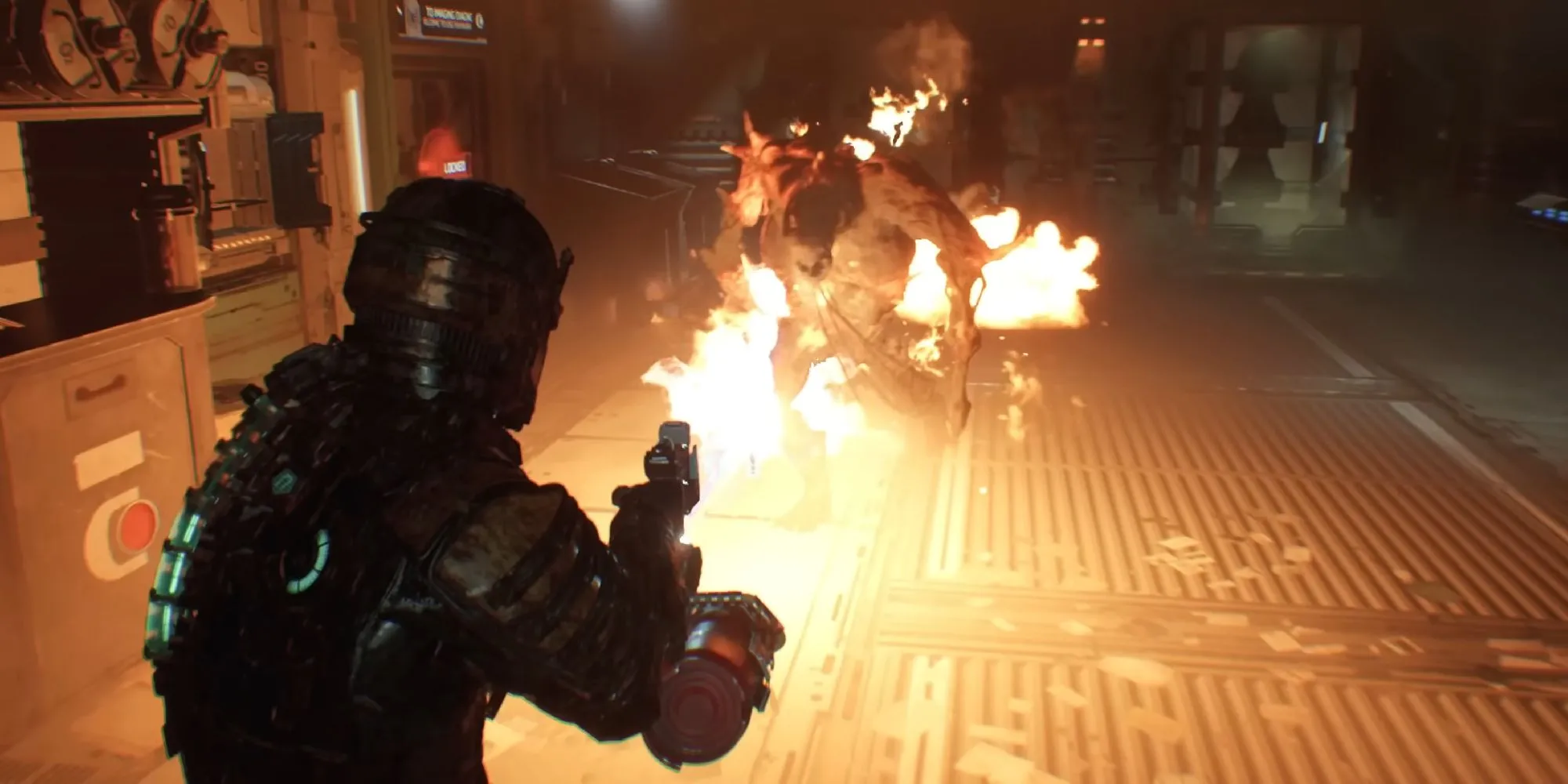 Isaac Clarke dùng súng phun lửa tiêu diệt Necromorph trong Dead Space Remake, thể hiện độ khó của game