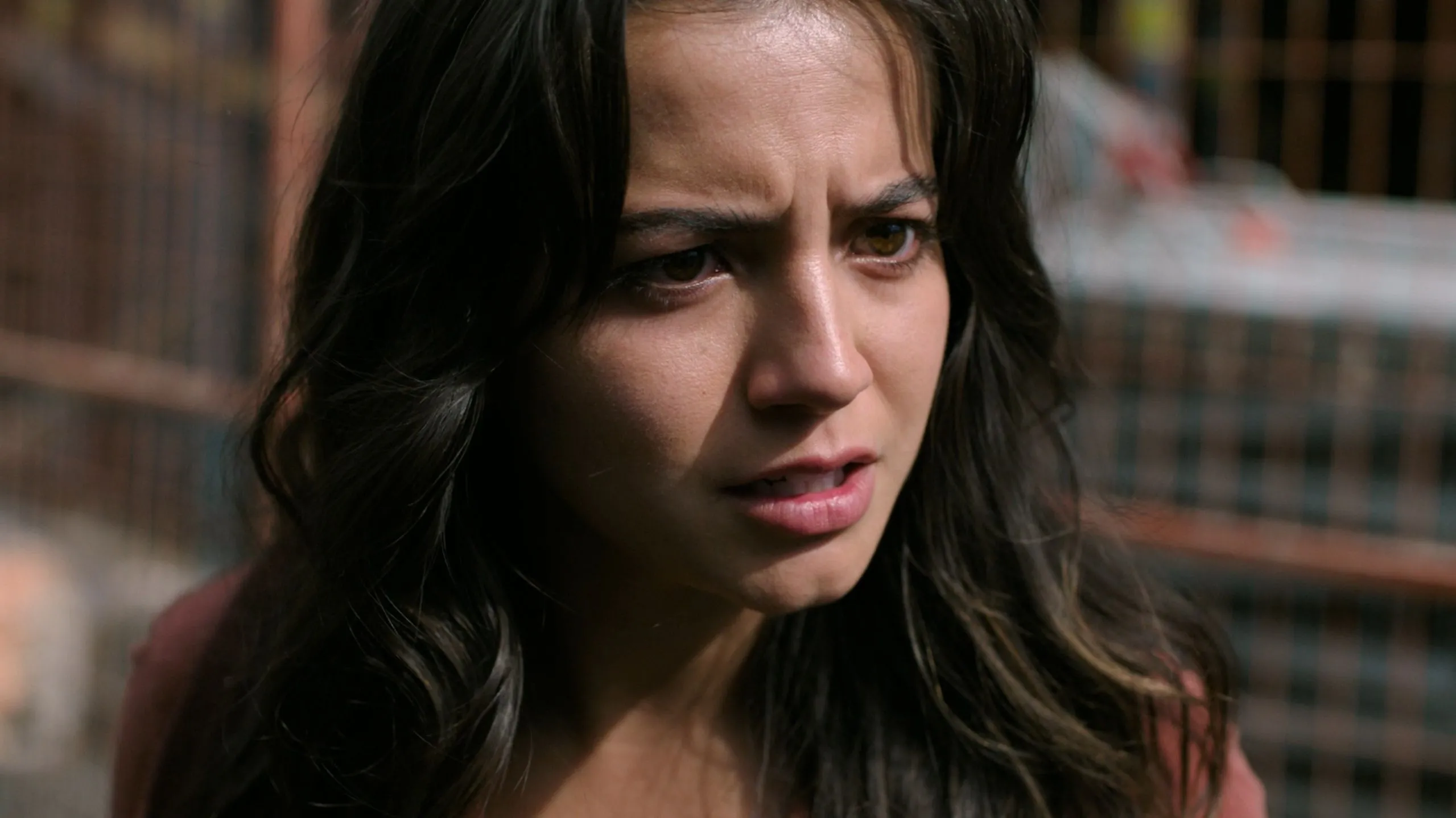Isabela Merced trong vai Dina với vẻ mặt kiên quyết trong The Last of Us mùa 2 tập 5.