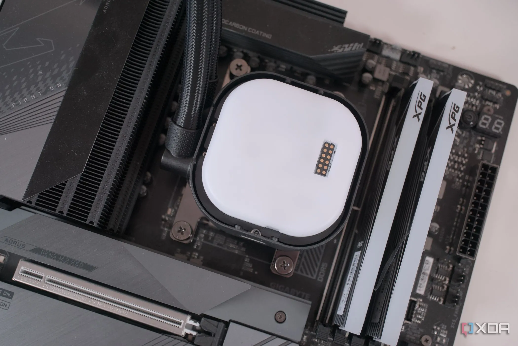 Khối bơm tản nhiệt nước AIO Corsair iCUE Link Titan 360 RX RGB, minh họa giải pháp làm mát cao cấp cho các CPU hiệu năng cao