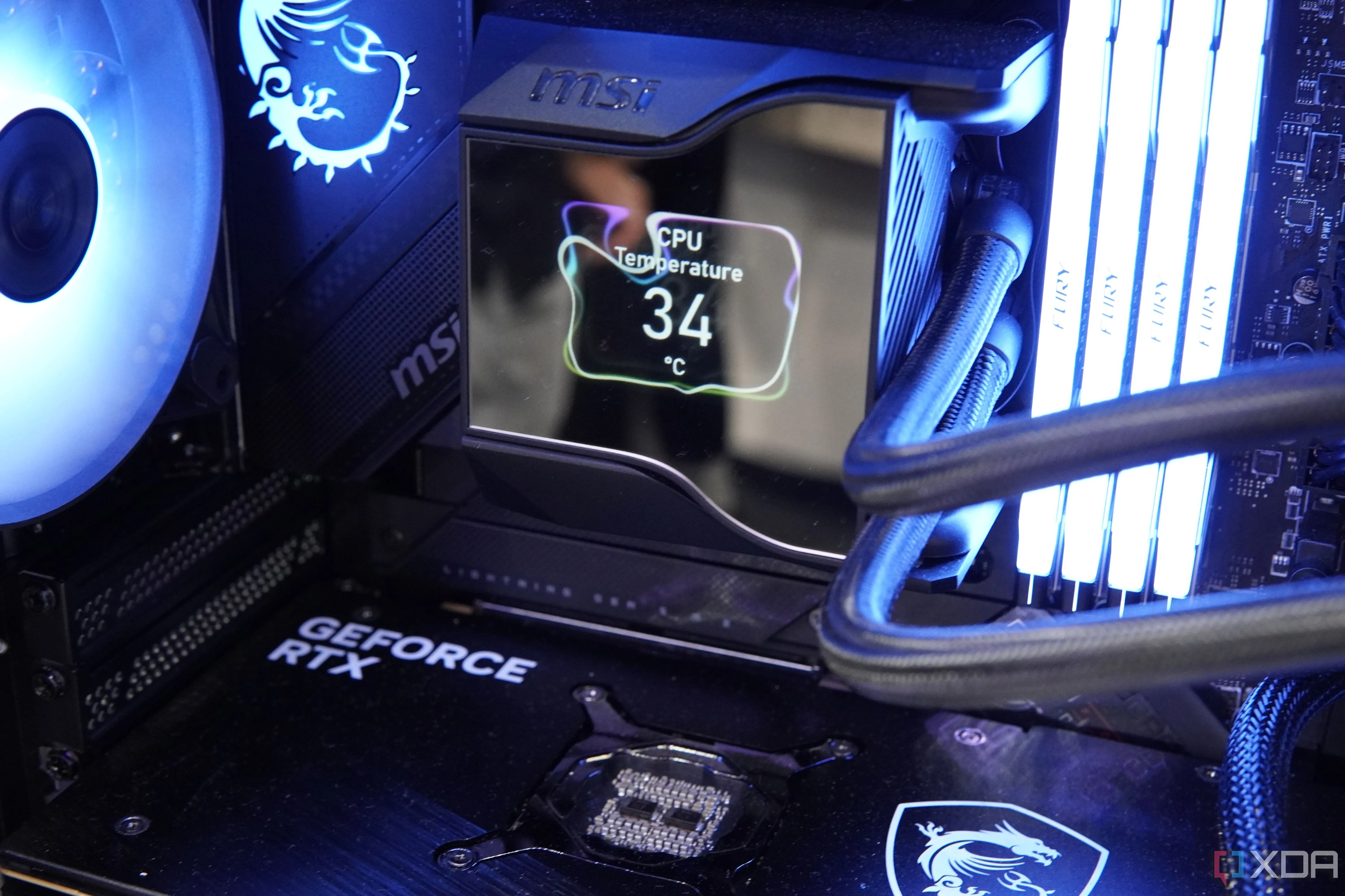 Khối tản nhiệt nước AIO MSI MPG với màn hình hiển thị