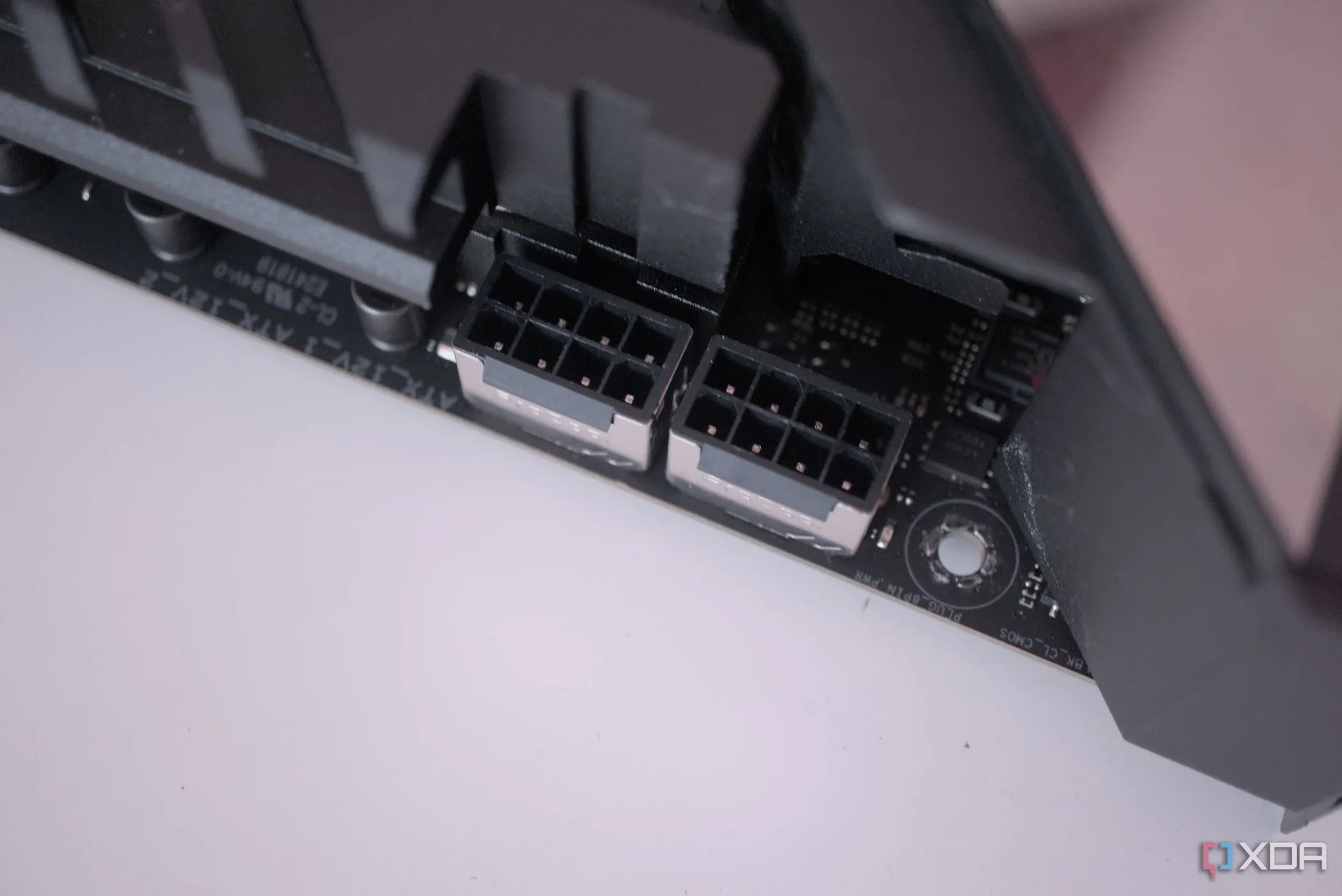 Khu vực kết nối nguồn CPU EPS trên bo mạch chủ ASUS ROG Crosshair X670E Hero, minh họa vị trí khó cắm cáp