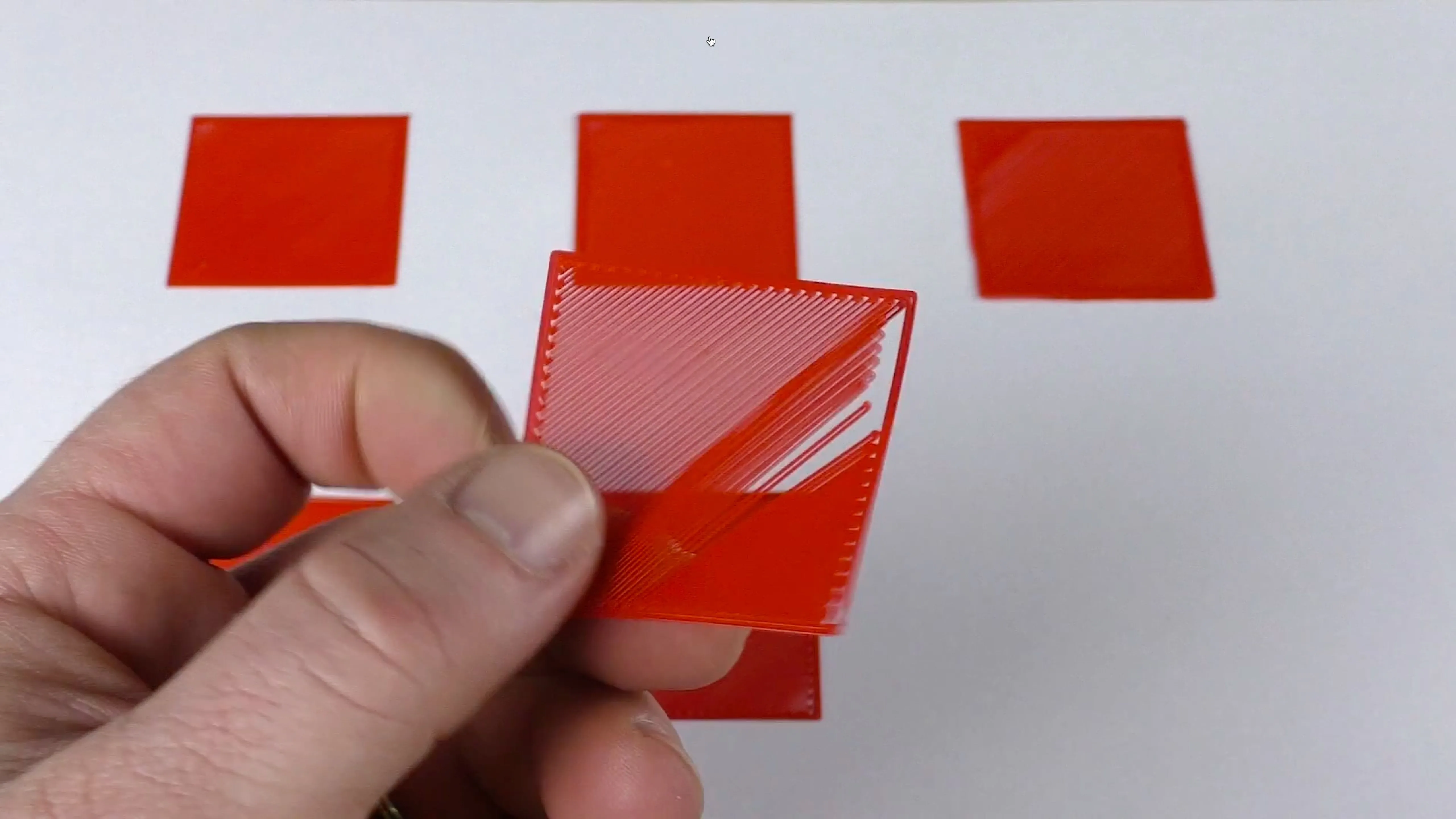 Kiểm tra in 3D khi vòi phun quá cao gây ra khoảng trống giữa các đường