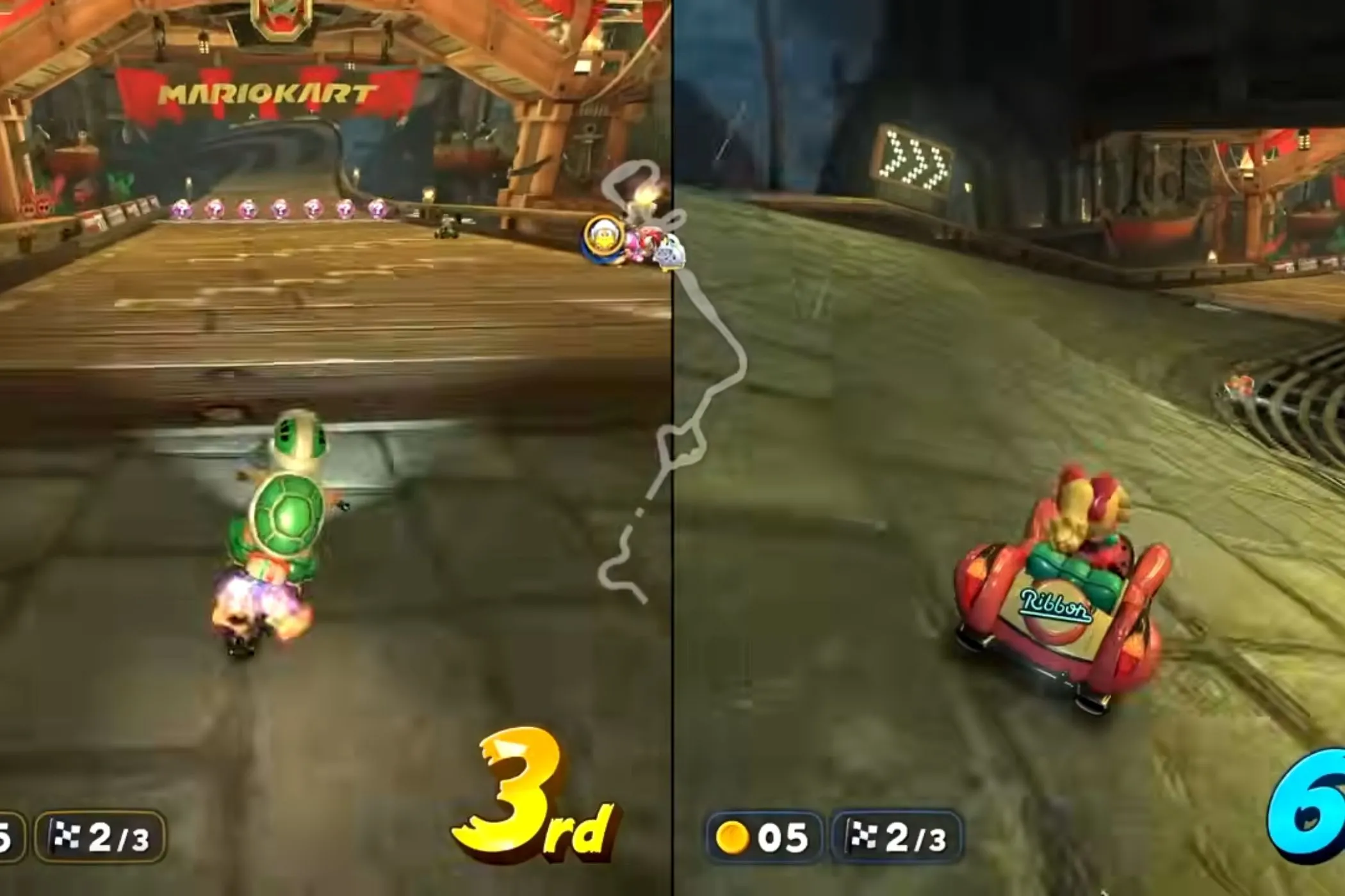 Koopa và Peach đua xe trên đường đua Wario Shipyard của Mario Kart World với bối cảnh bến tàu cũ kỹ và mặt nước gợn sóng