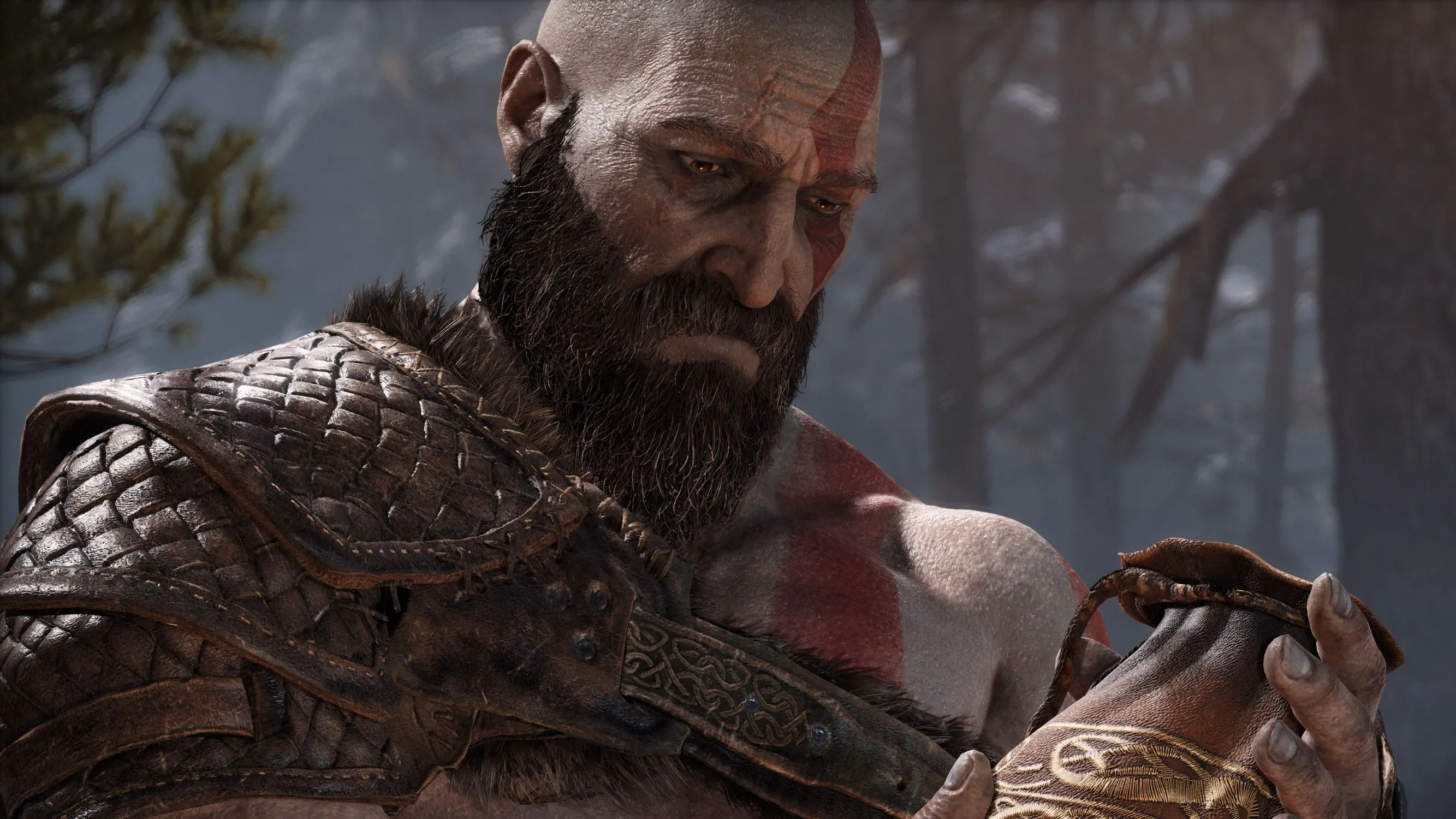 Kratos, vị thần chiến tranh với làn da trắng, hình xăm đỏ và bộ râu dày, nhìn chằm chằm vào chiếc túi da anh đang cầm, biểu tượng của sự khắc nghiệt trong game