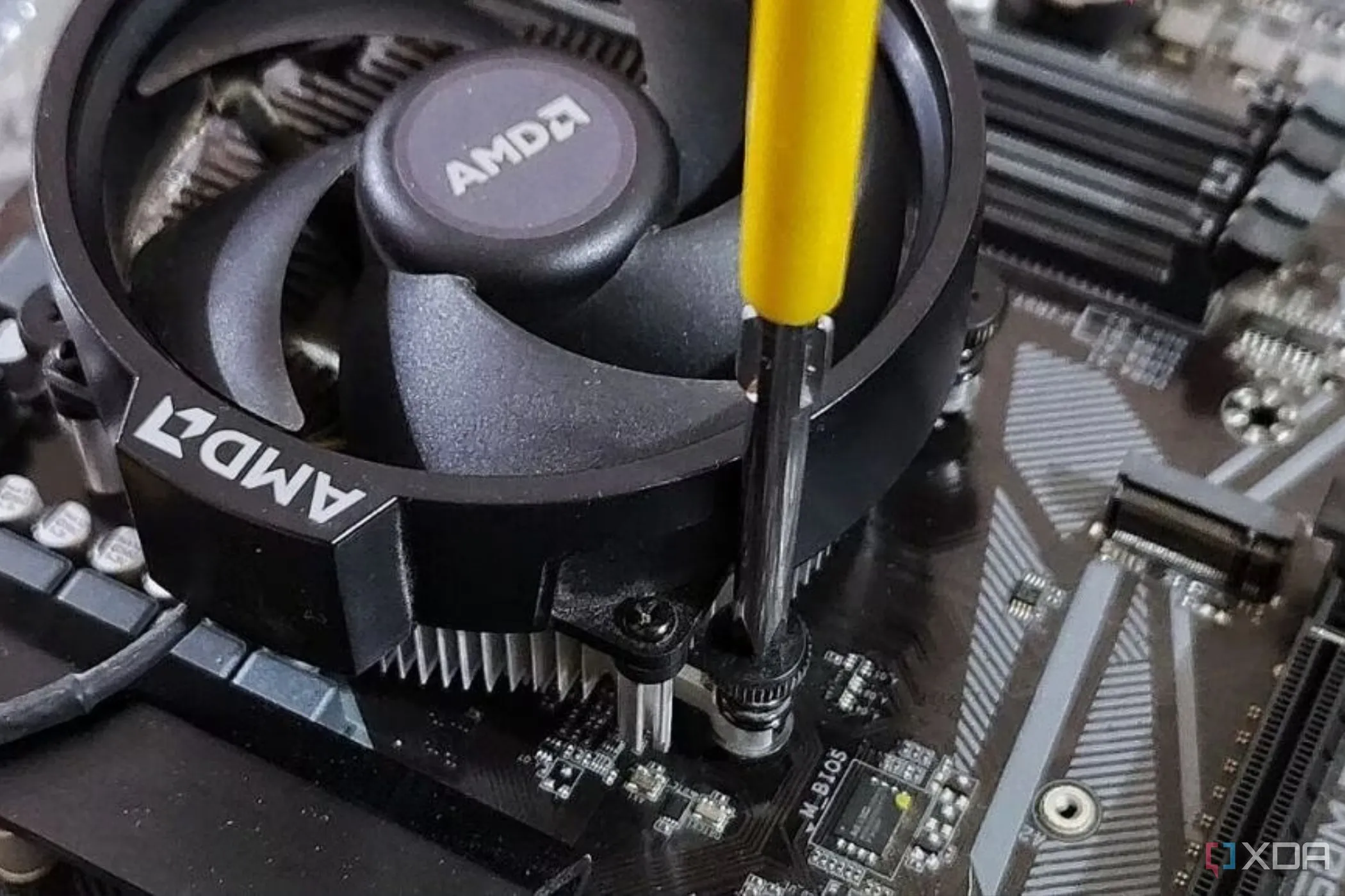 Lắp tản nhiệt CPU AMD bằng tuốc nơ vít vào bo mạch chủ