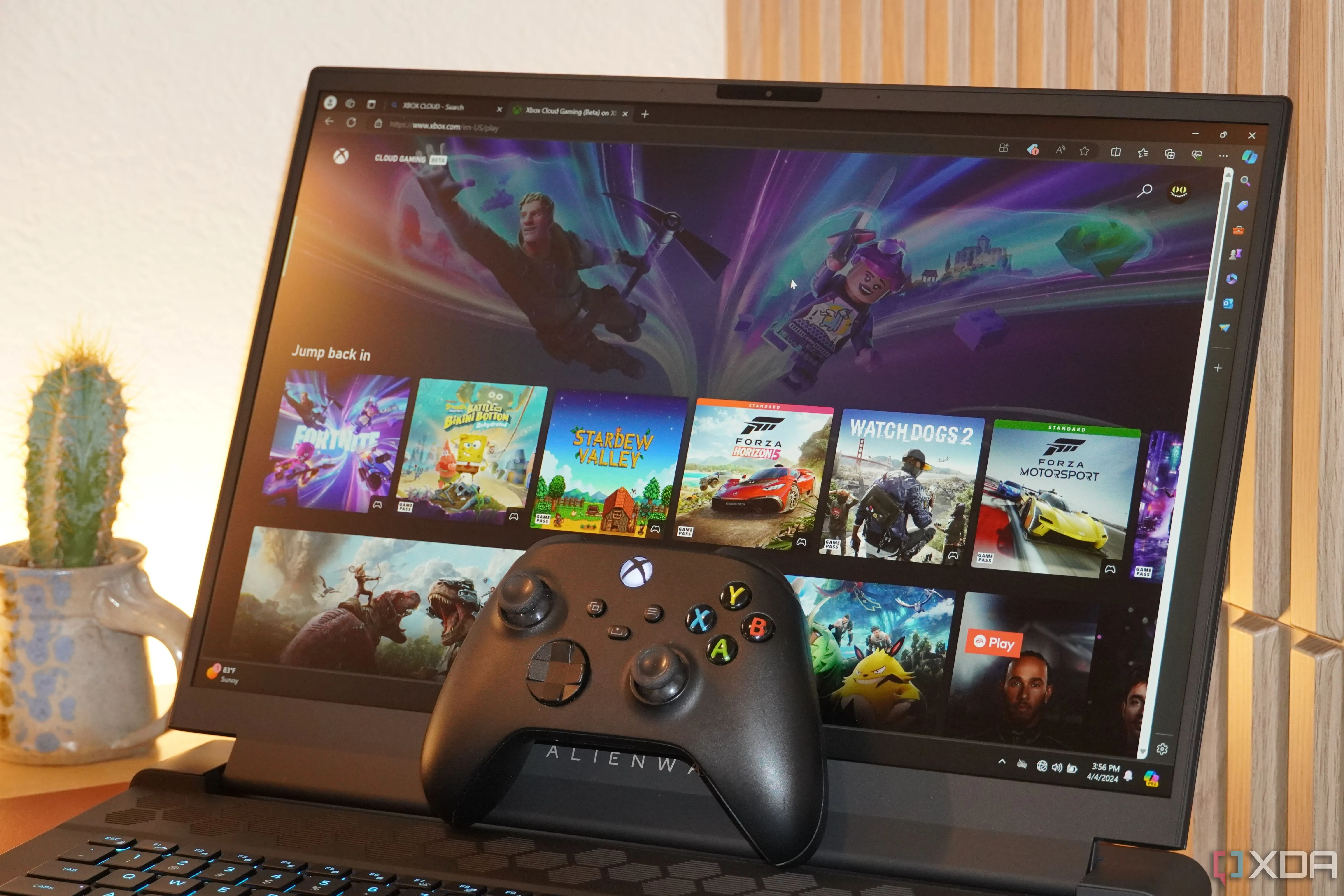 Laptop Alienware đang chạy Xbox Cloud Gaming, minh họa tầm quan trọng của việc cắm sạc khi chơi game.