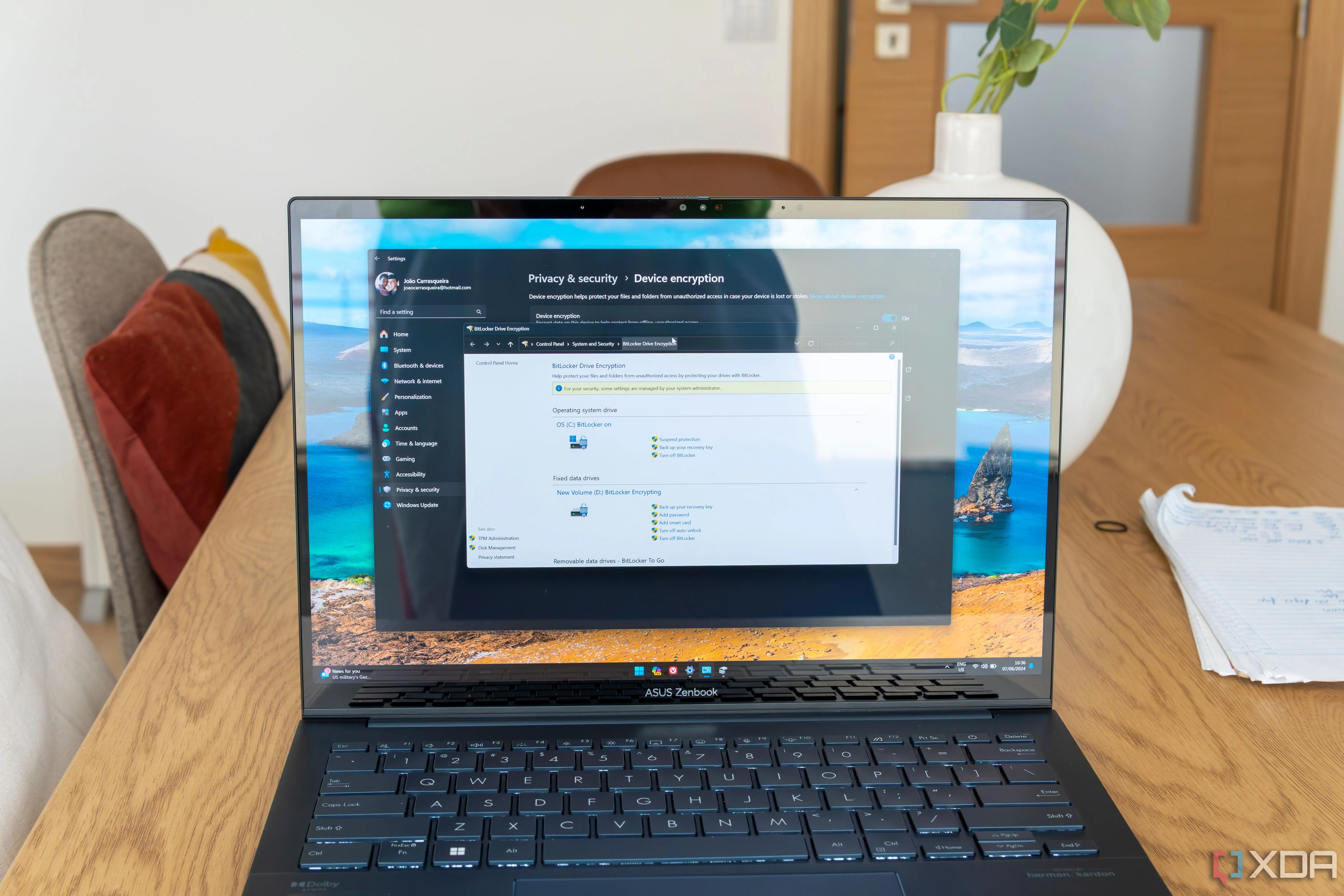 Laptop chạy Windows 11 hiển thị cài đặt BitLocker, minh họa sự phức tạp khi kết hợp với GRUB trong môi trường dual-boot