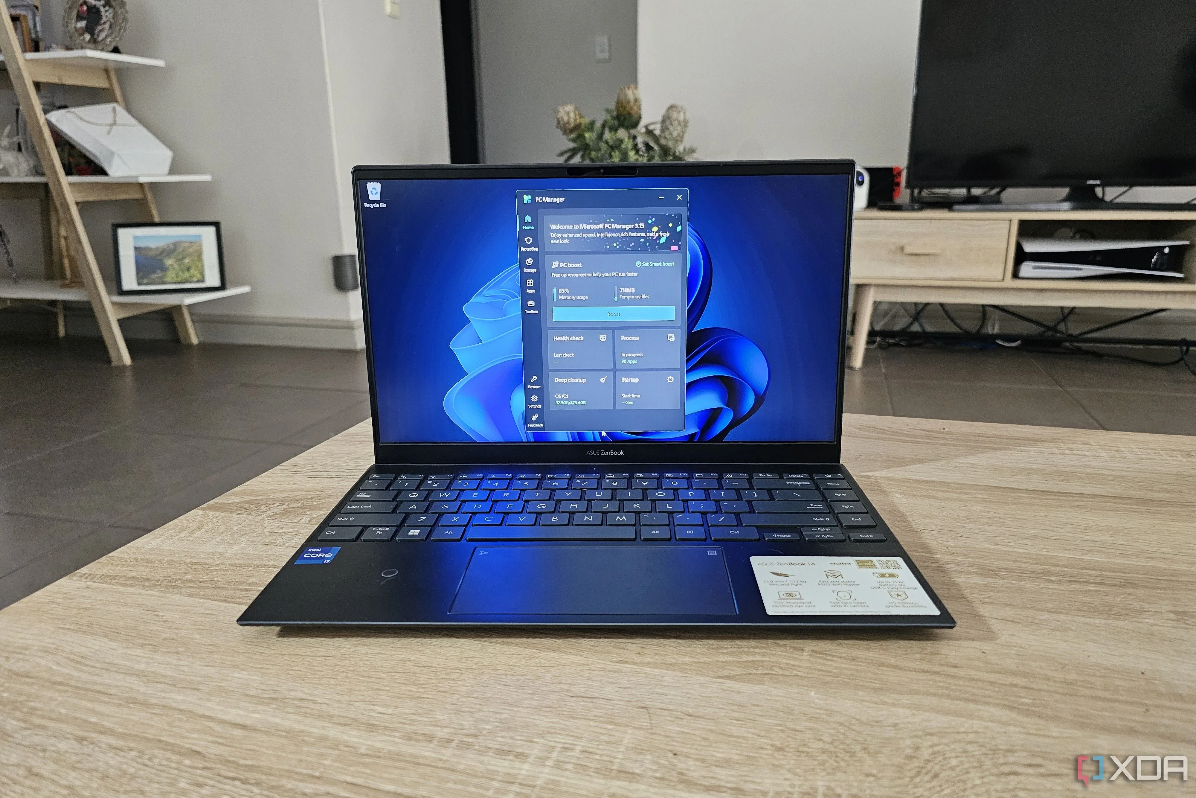 Laptop chạy Windows 11 hiển thị ứng dụng PC Manager, minh họa việc quản lý hệ thống và bảo mật.