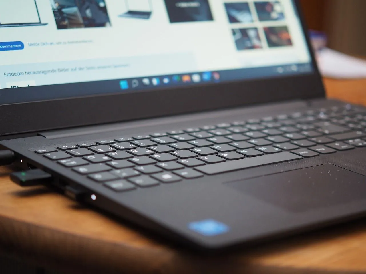 Laptop chạy Windows 11 với nhiều ứng dụng và cửa sổ mở